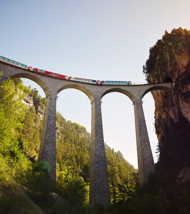 Mit dem Glacierexpress durch spektakuläre Landschaften, vorbei an Menschen und ihren Geschichten.