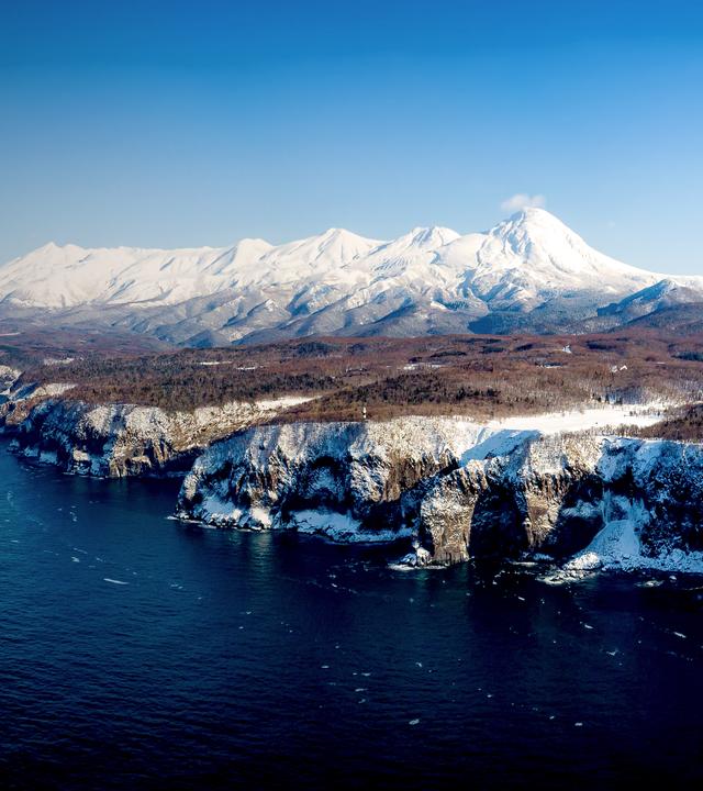 Panoramablick auf die Shiretoko-Halbinsel auf Hokkaidō im Winter.