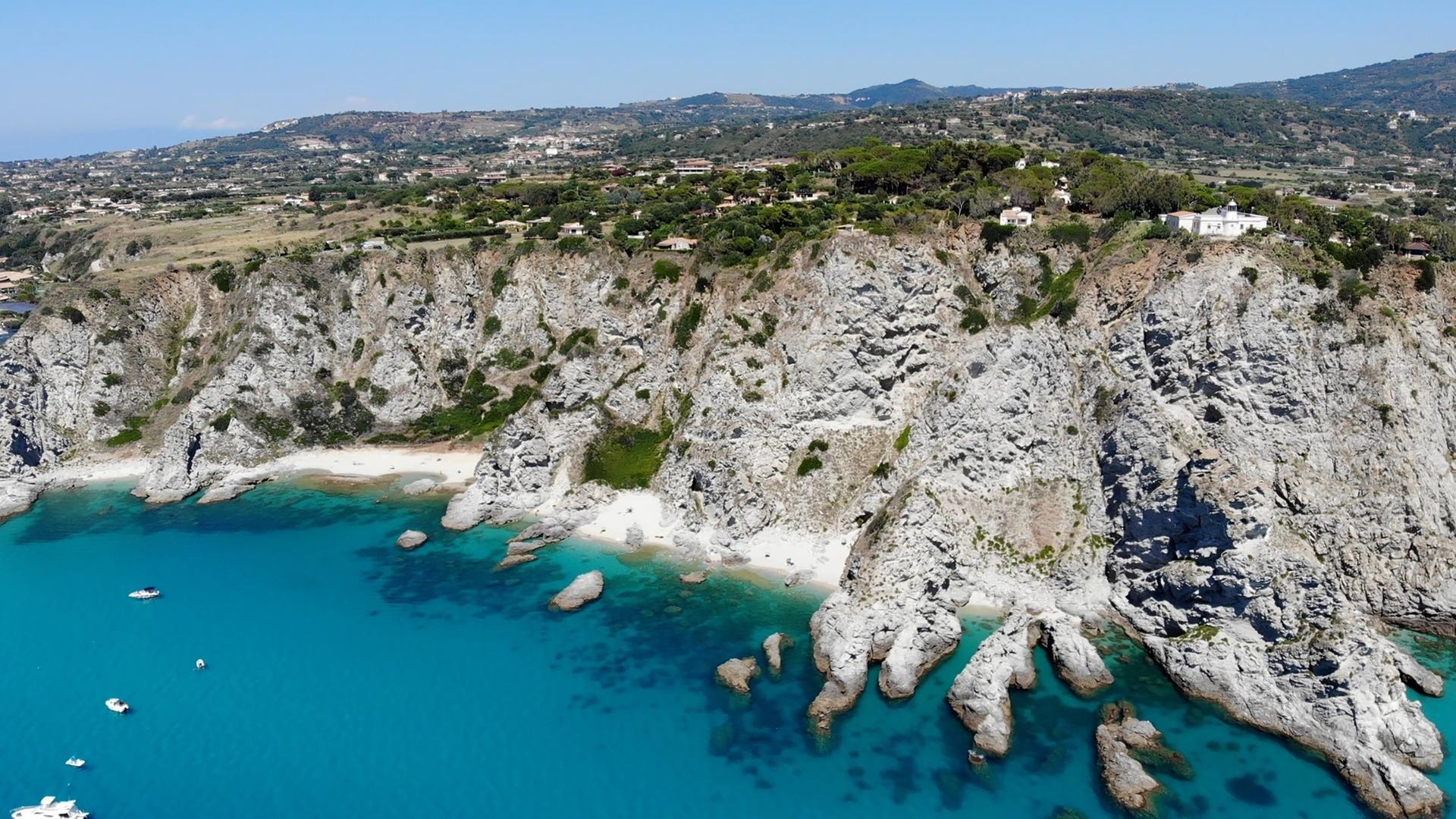 Felsige Küste mit Sandstrand