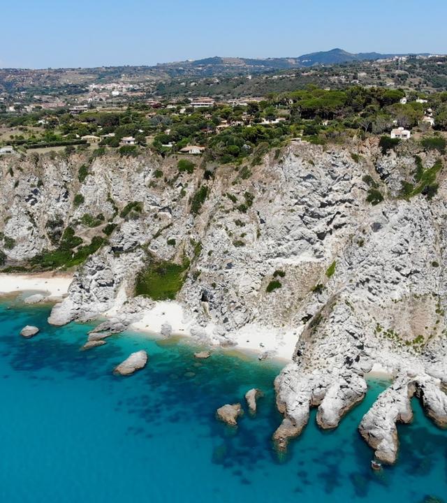 Felsige Küste mit Sandstrand