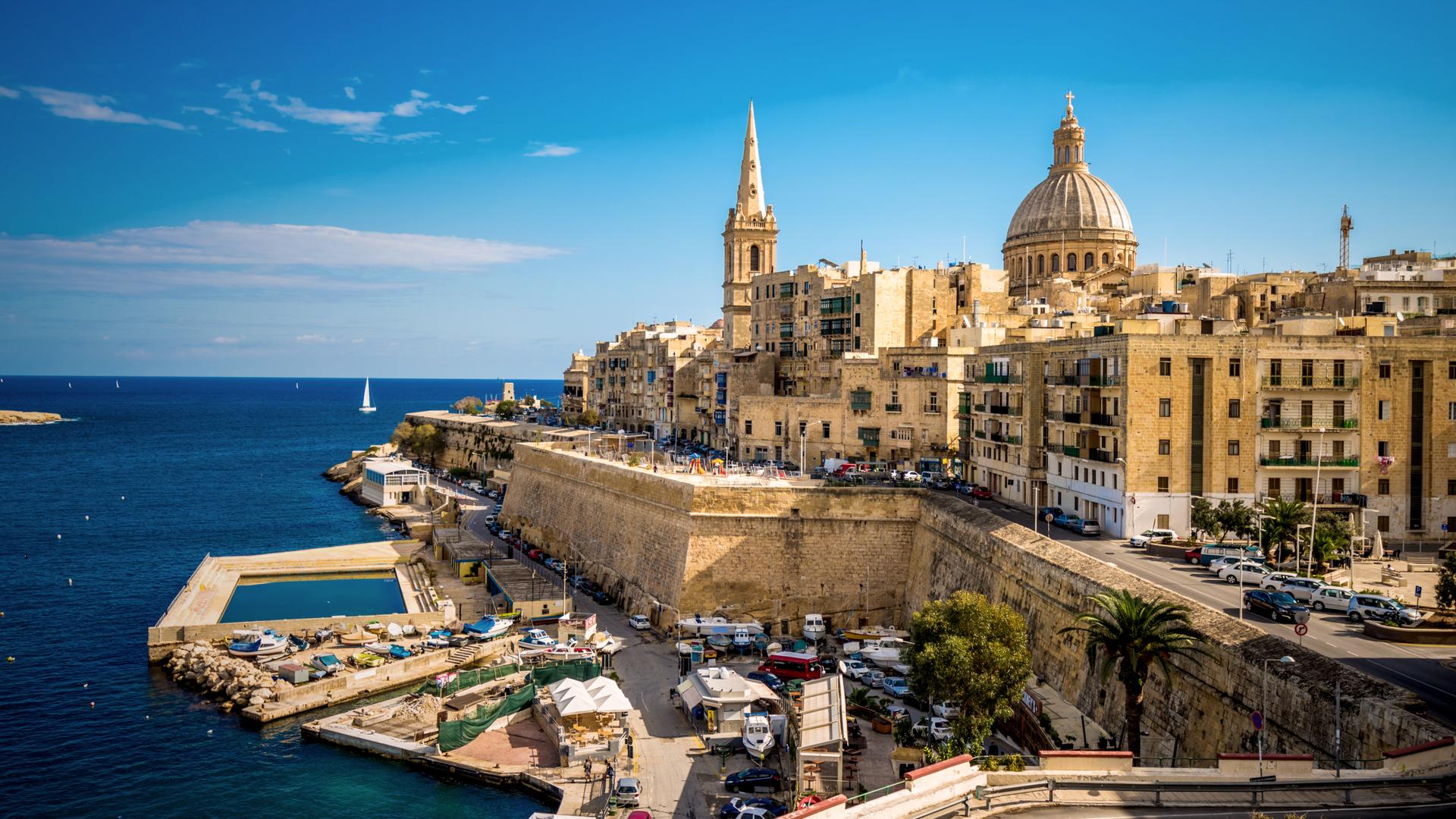 Blick über Valletta, die Hauptstadt von Malta; im Hintergrund das Meer