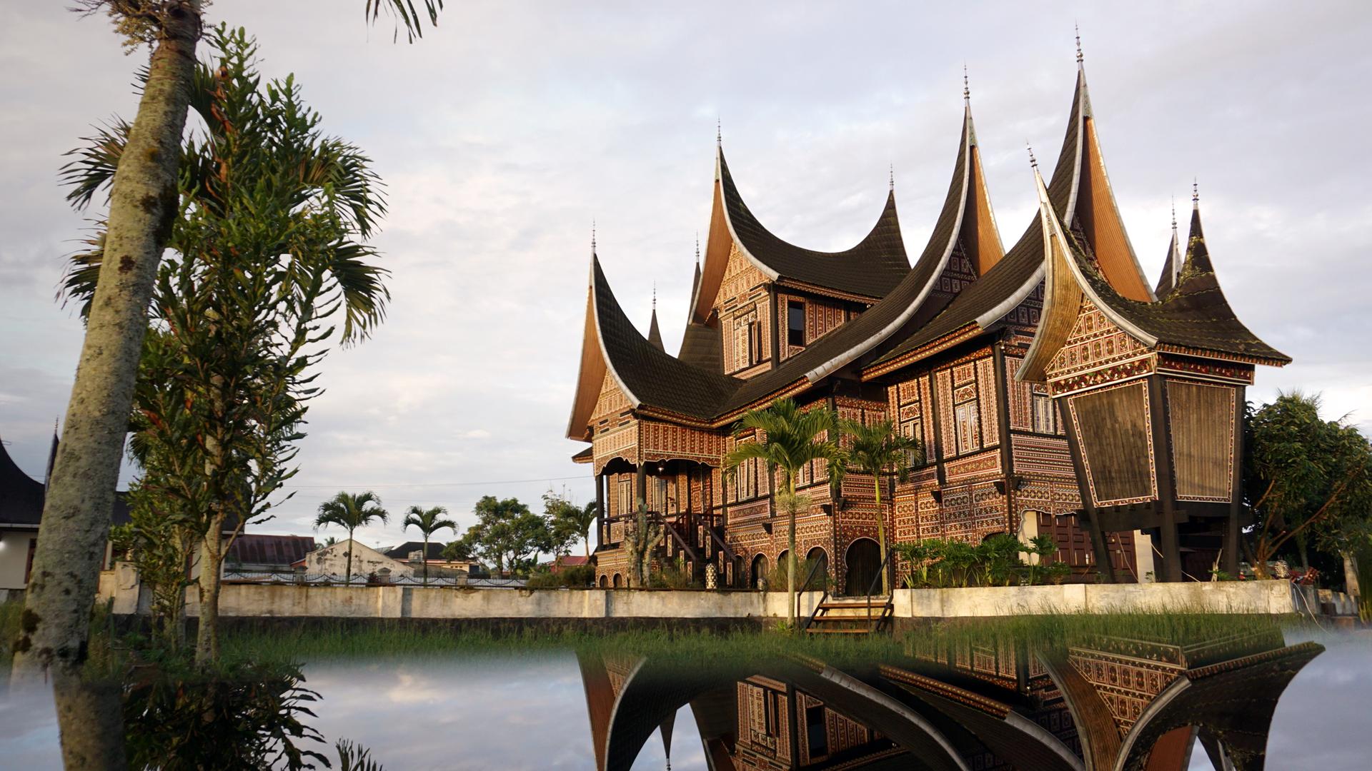 Totale eines großen traditionellen Hauses in West Sumatra