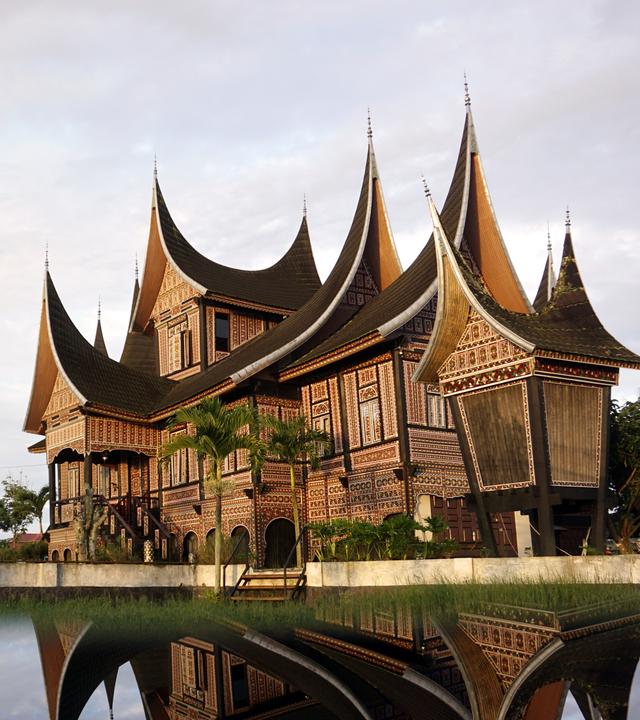Totale eines großen traditionellen Hauses in West Sumatra