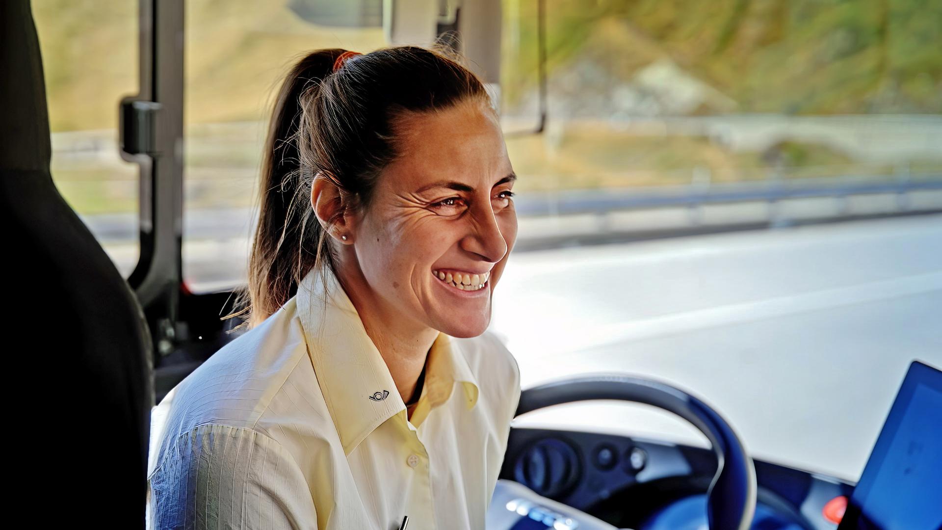 lächelnde Frau in einem fahrenden Bus