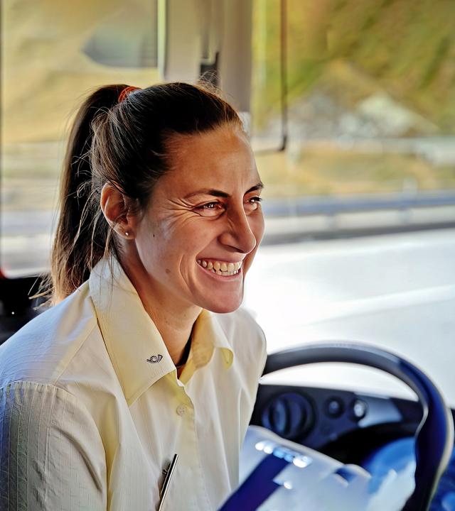 lächelnde Frau in einem fahrenden Bus