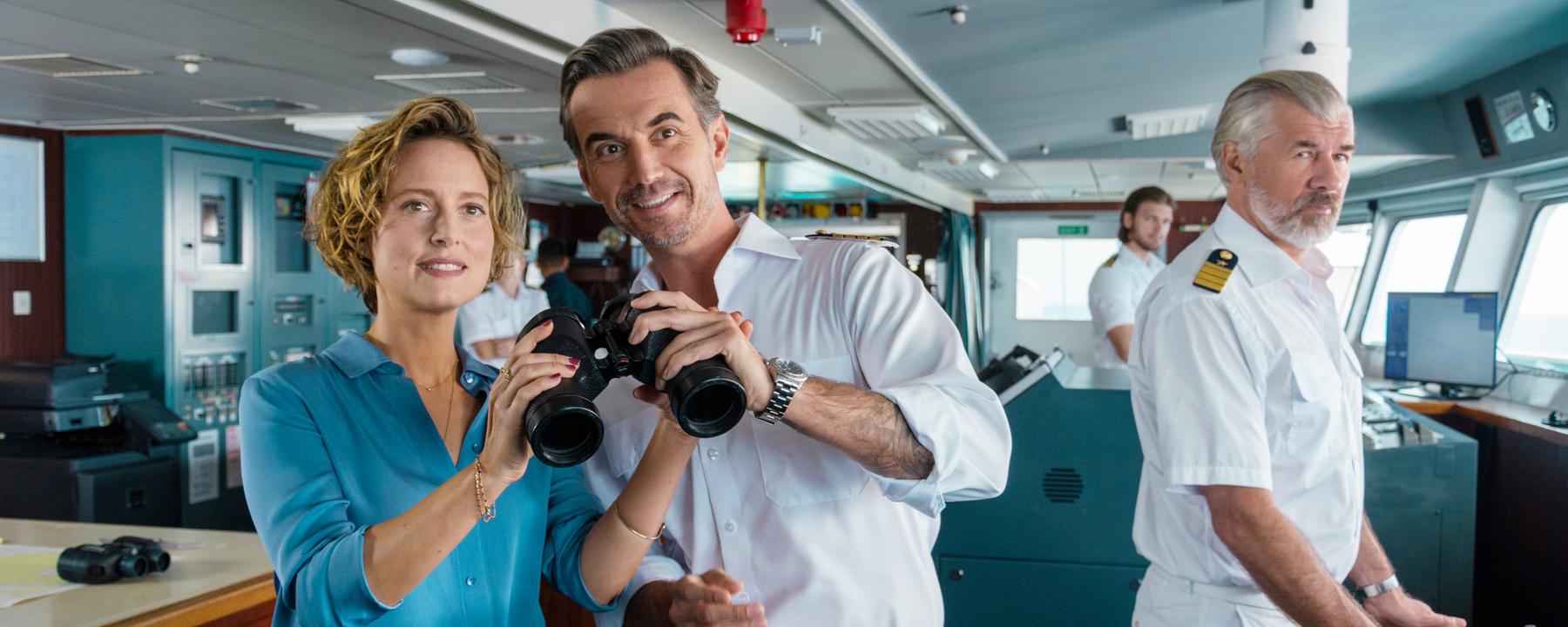 Für die Reise nach Nusantara bringt Kapitän Max Parger (Florian Silbereisen, M.) zur Überraschung seines Staff-Kapitäns Martin Grimm (Daniel Morgenroth, r.) Veronika Bruckner (Wanda Perdelwitz) mit an Bord.