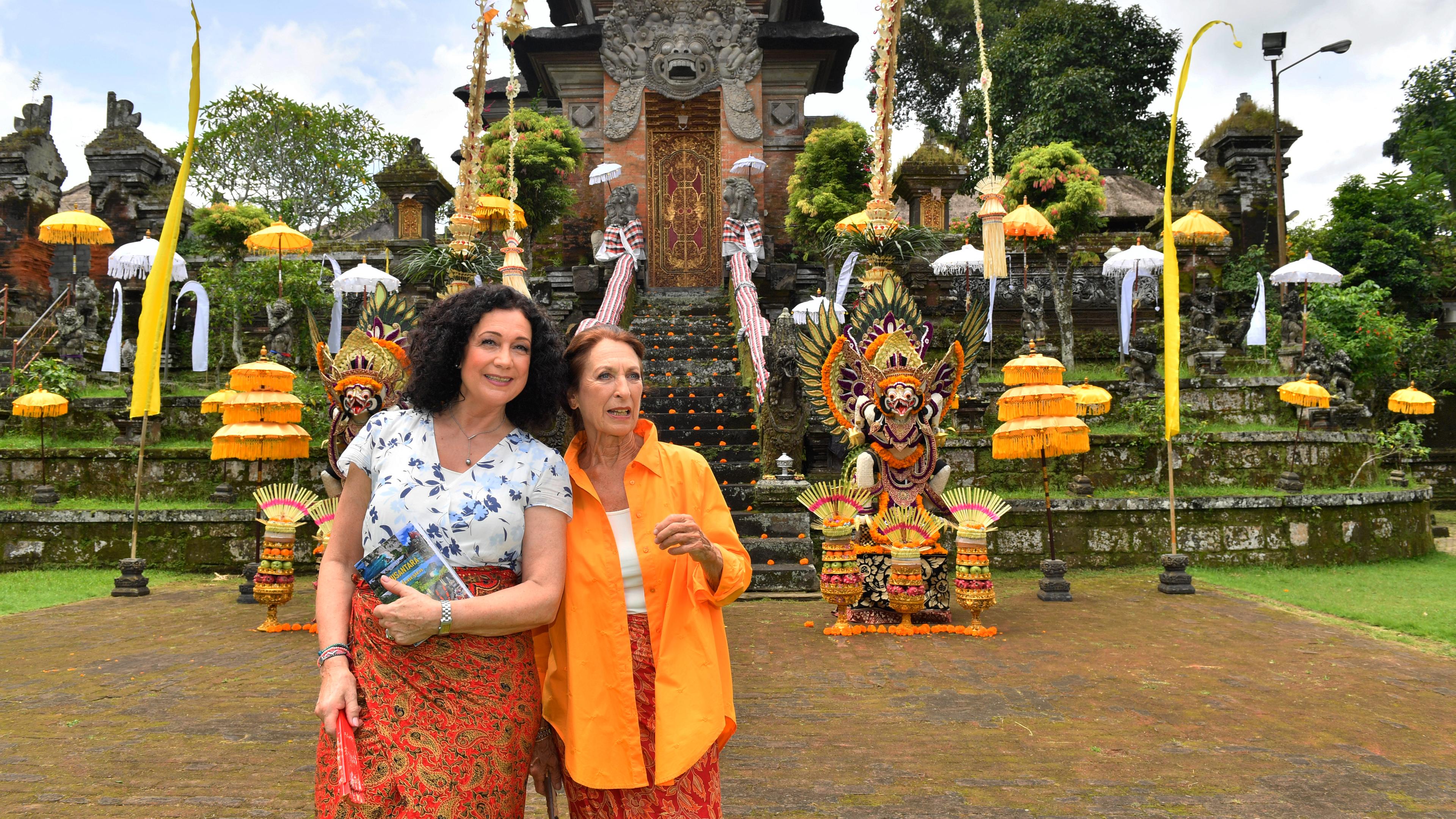 Hannah Liebhold (Barbara Wussow, l.) begleitet ihre Mutter Monika Liebhold (Daniela Ziegler, r.) beim Landgang.
