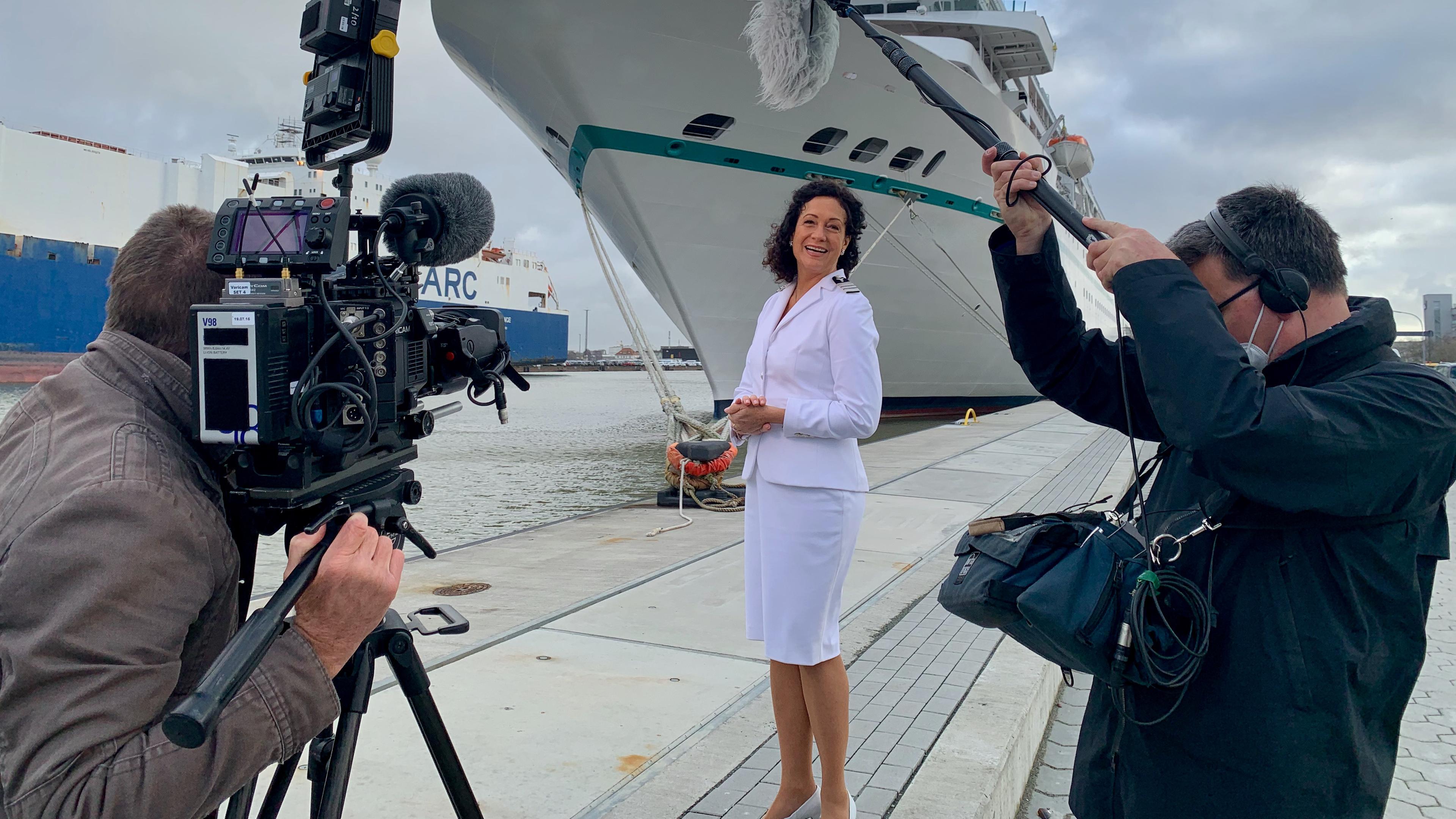Kameradreh vor dem Schiff am Anleger mit Schauspielerin Barbara Wussow in weißer Uniform.