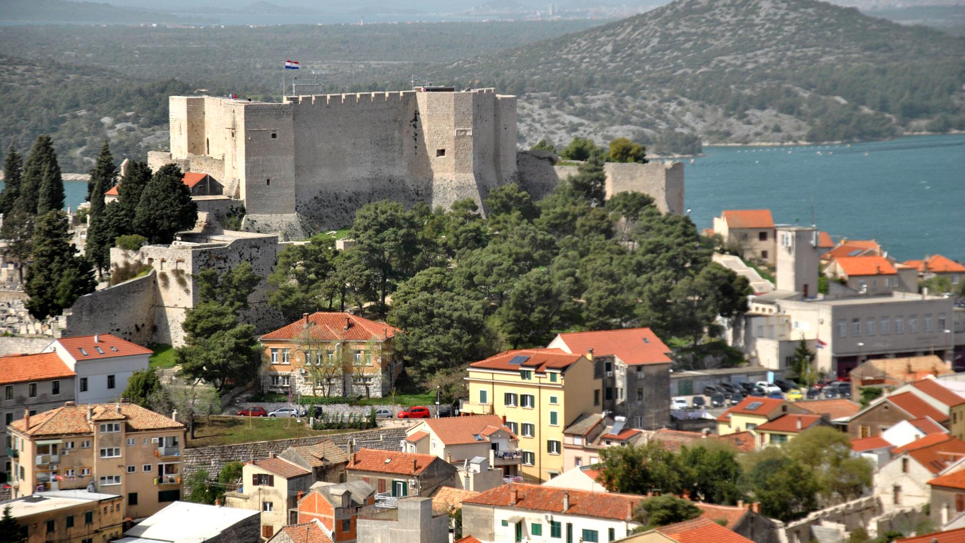 Hafenstadt Sibenik, Blick über eine Festung zum Meer.