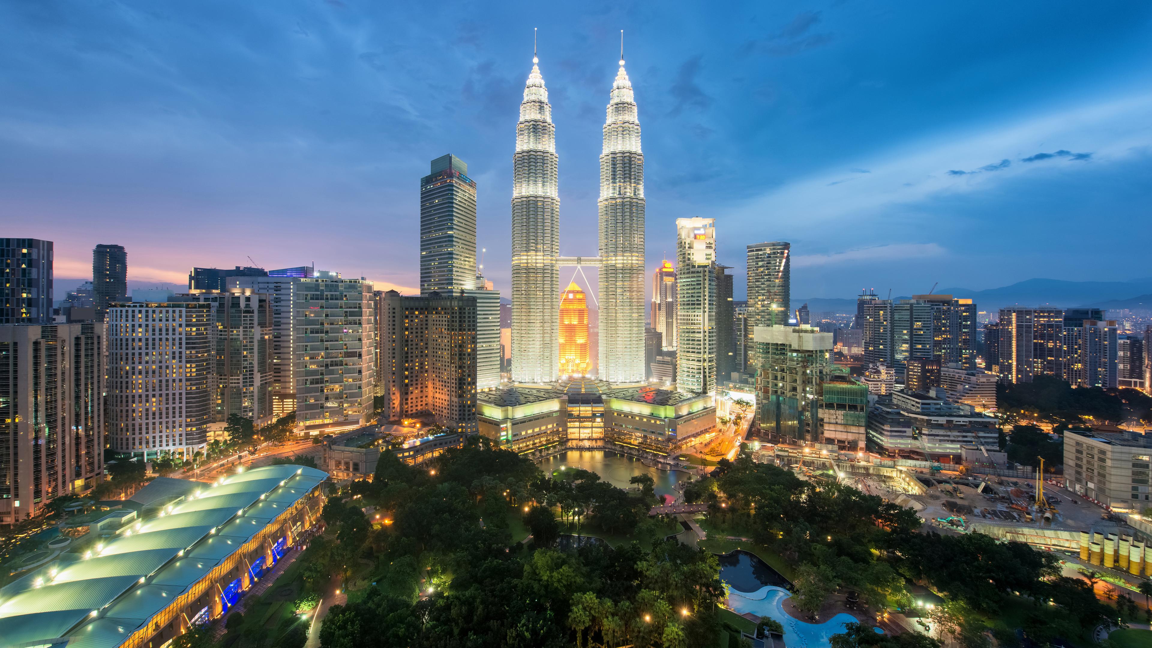  Moderne Skyline von Kuala Lumpur mit angestrahltem Doppel-Hochhaus in der Mitte