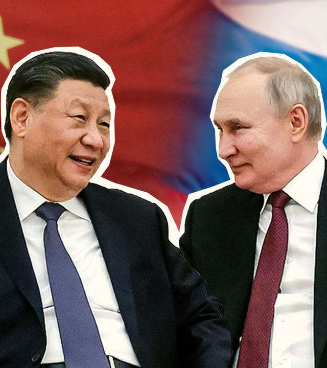 Chinas Staatschef Xi Jinping links, Russlands Präsident Putin rechts. Im Hintergrund die chinesische und russische Flagge.