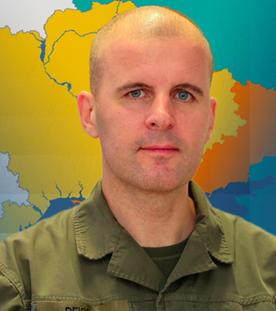 Oberst Reisner ist vor einer Karte der Ukraine abgebildet.