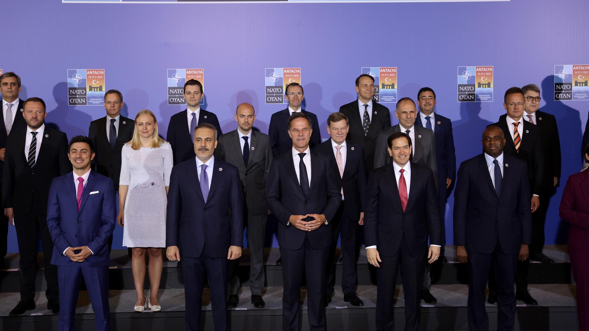 NATO-Generalsekretär Mark Rutte, der türkische Außenminister Hakan Fidan, der britische Außenminister David Lammy, der US-Außenminister Marco Rubio und Teilnehmer posieren für ein Foto während eines informellen Treffens der Außenminister der NATO in Antalya, Türkei, 15. Mai 2025