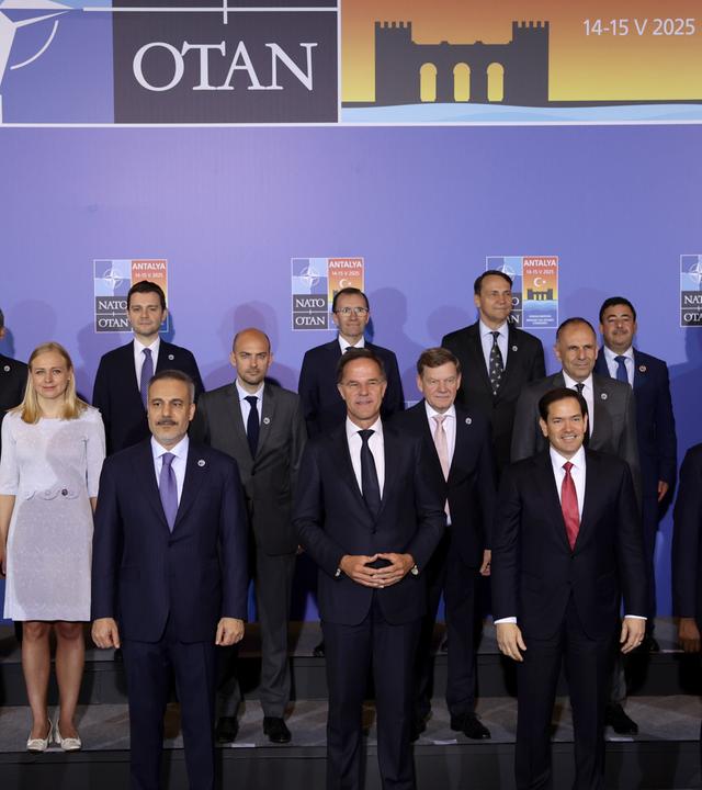 NATO-Generalsekretär Mark Rutte, der türkische Außenminister Hakan Fidan, der britische Außenminister David Lammy, der US-Außenminister Marco Rubio und Teilnehmer posieren für ein Foto während eines informellen Treffens der Außenminister der NATO in Antalya, Türkei, 15. Mai 2025