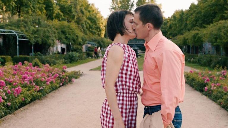 "Treffen sich zwei": Senta (Nicolette Krebitz) und Thomas (Clemens Schick) küssen sich zwischen Blumenbeeten im Park.
