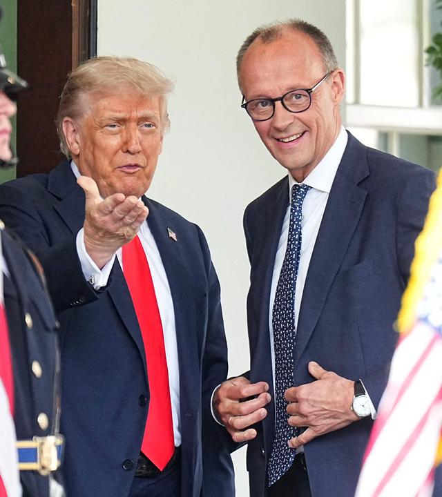 US-Präsident Trump begrüßt Bundeskanzler Friedrich Merz vor dem Weißen Haus.