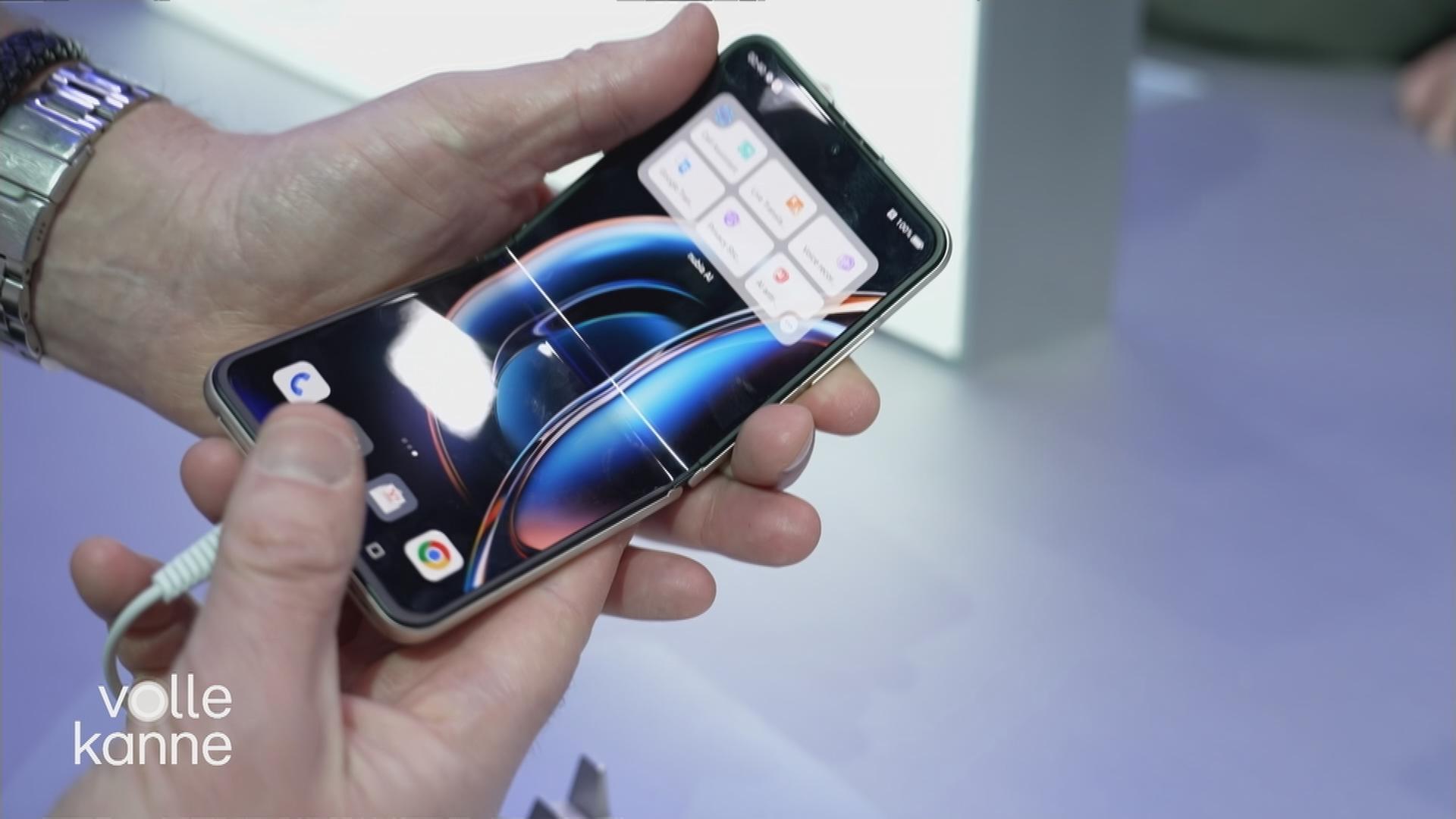 Jemand hält auf der Mobilfunkmesse in Barcelona ein Handy in der Hand.