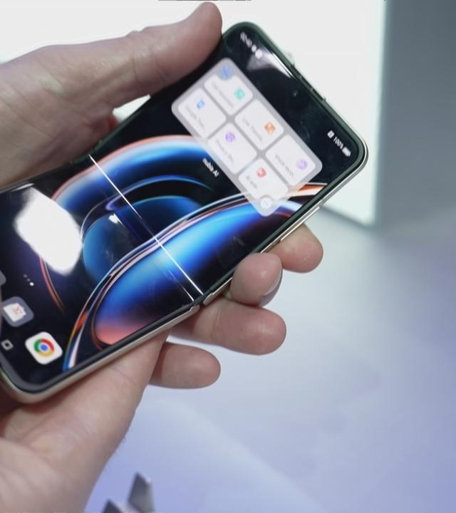 Jemand hält auf der Mobilfunkmesse in Barcelona ein Handy in der Hand.