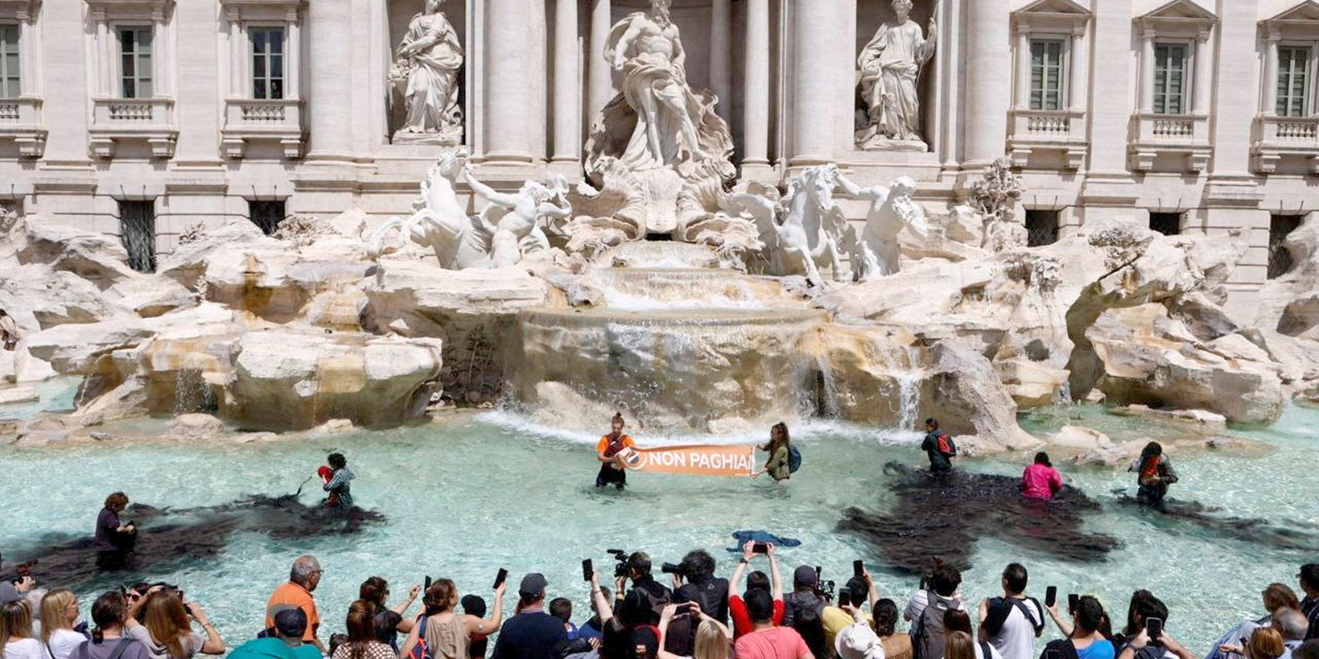 Aktivisten schütten schwarze Farbe in den Trevi Brunnen in Rom