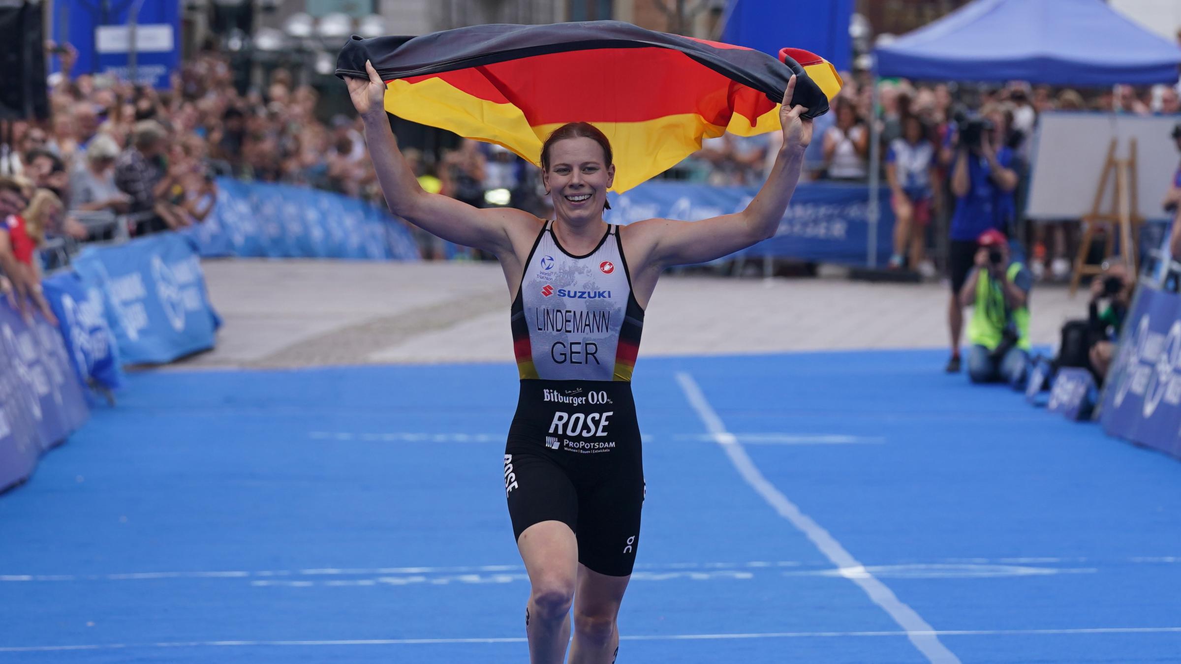 Laura Lindemann (Deutschland) läuft als Erste im Team-Wettbewerb ins Ziel. Team Deutschland ist neuer Weltmeister.