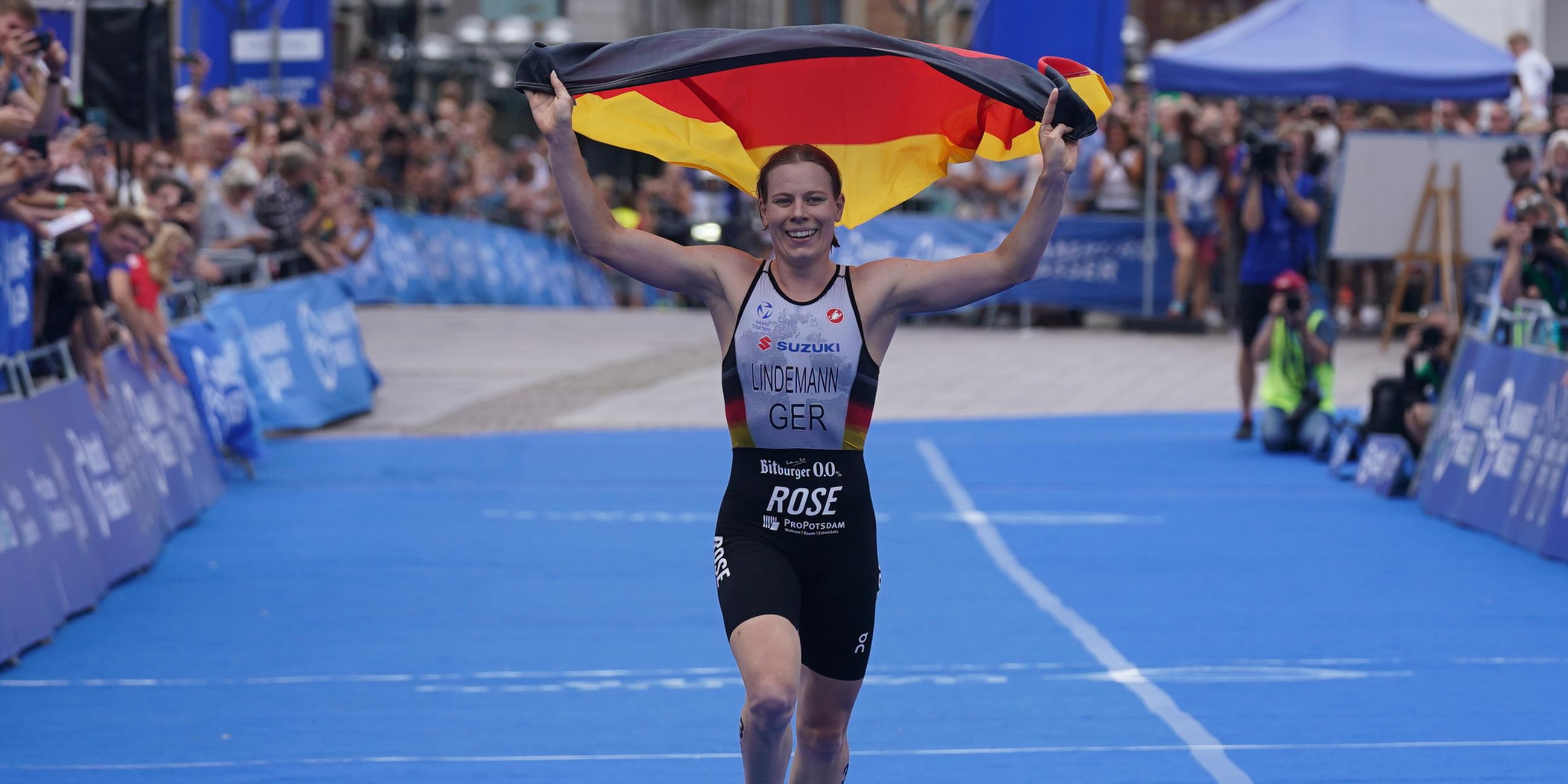 Laura Lindemann (Deutschland) läuft als Erste im Team-Wettbewerb ins Ziel. Team Deutschland ist neuer Weltmeister.