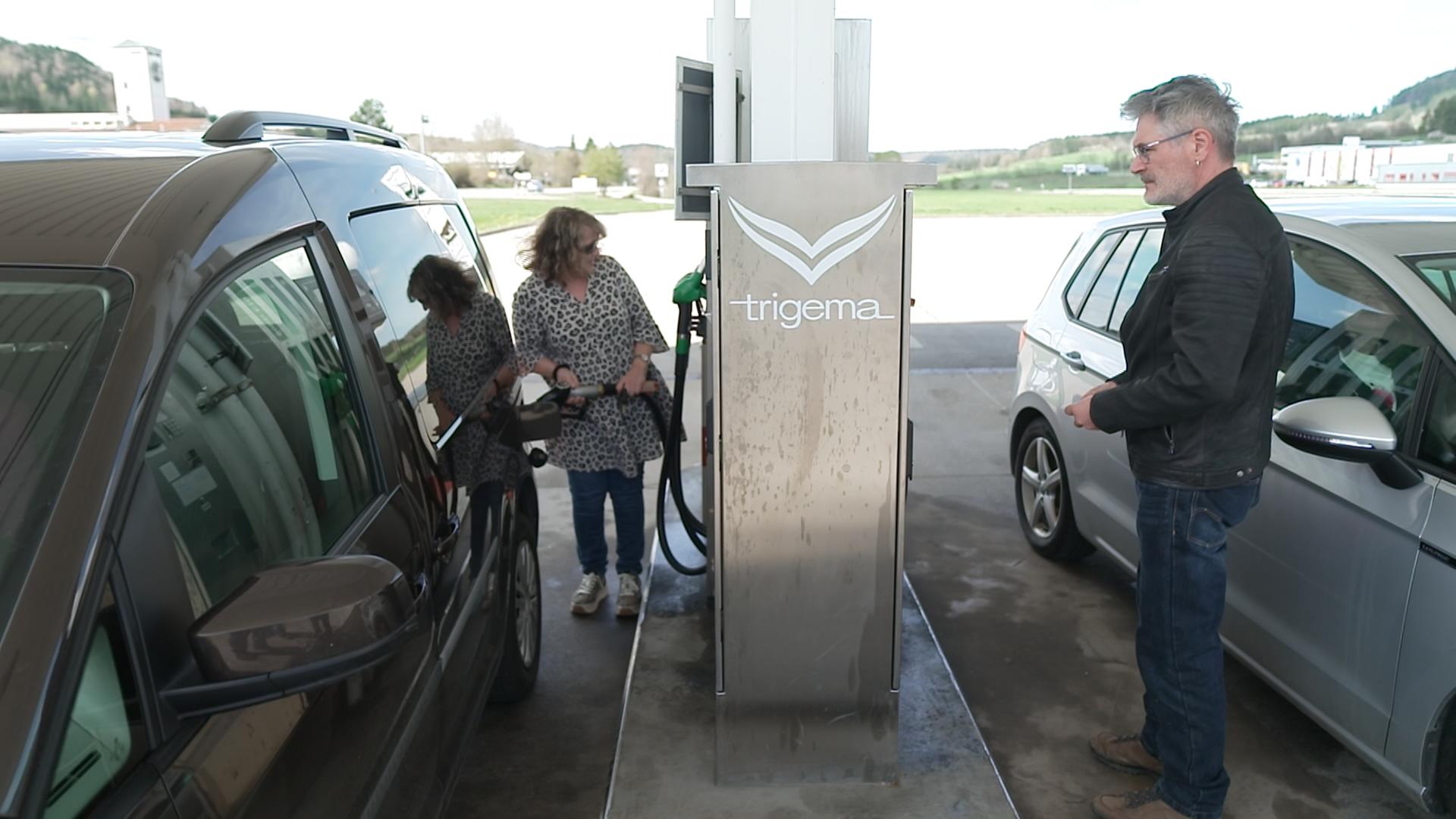 Zwei Kunden tanken an Trigema-Tankstelle