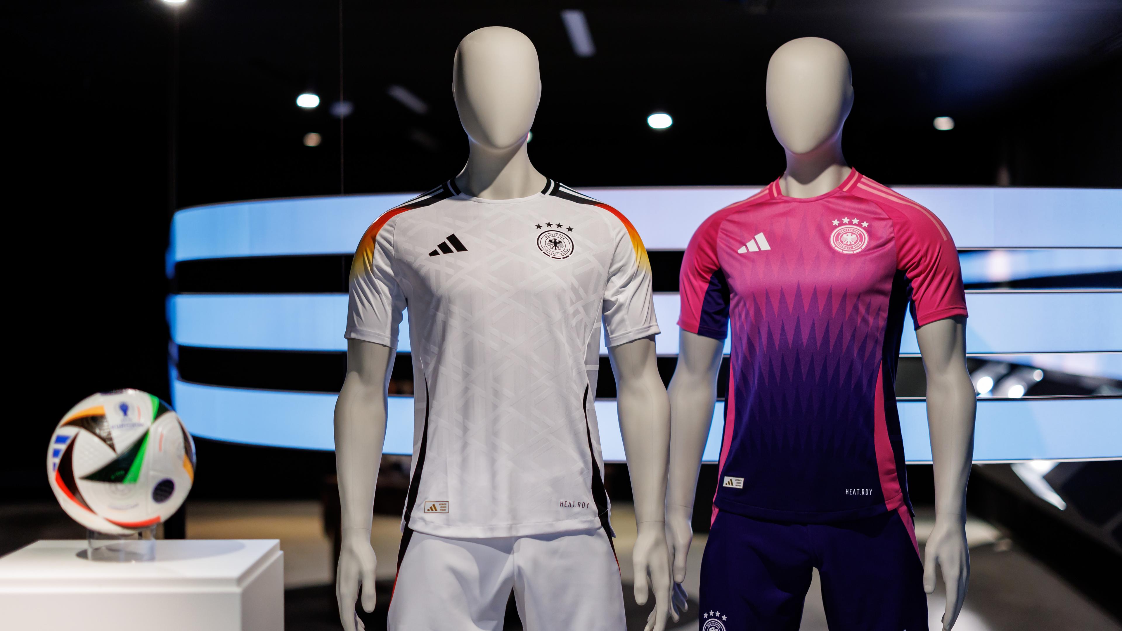 Bayern, Herzogenaurach: Die offiziellen Trikots der deutschen Nationalmannschaft für die kommende Fußball-EM 2024 sind am Sitz des Sportartikelherstellers adidas AG zu sehen.