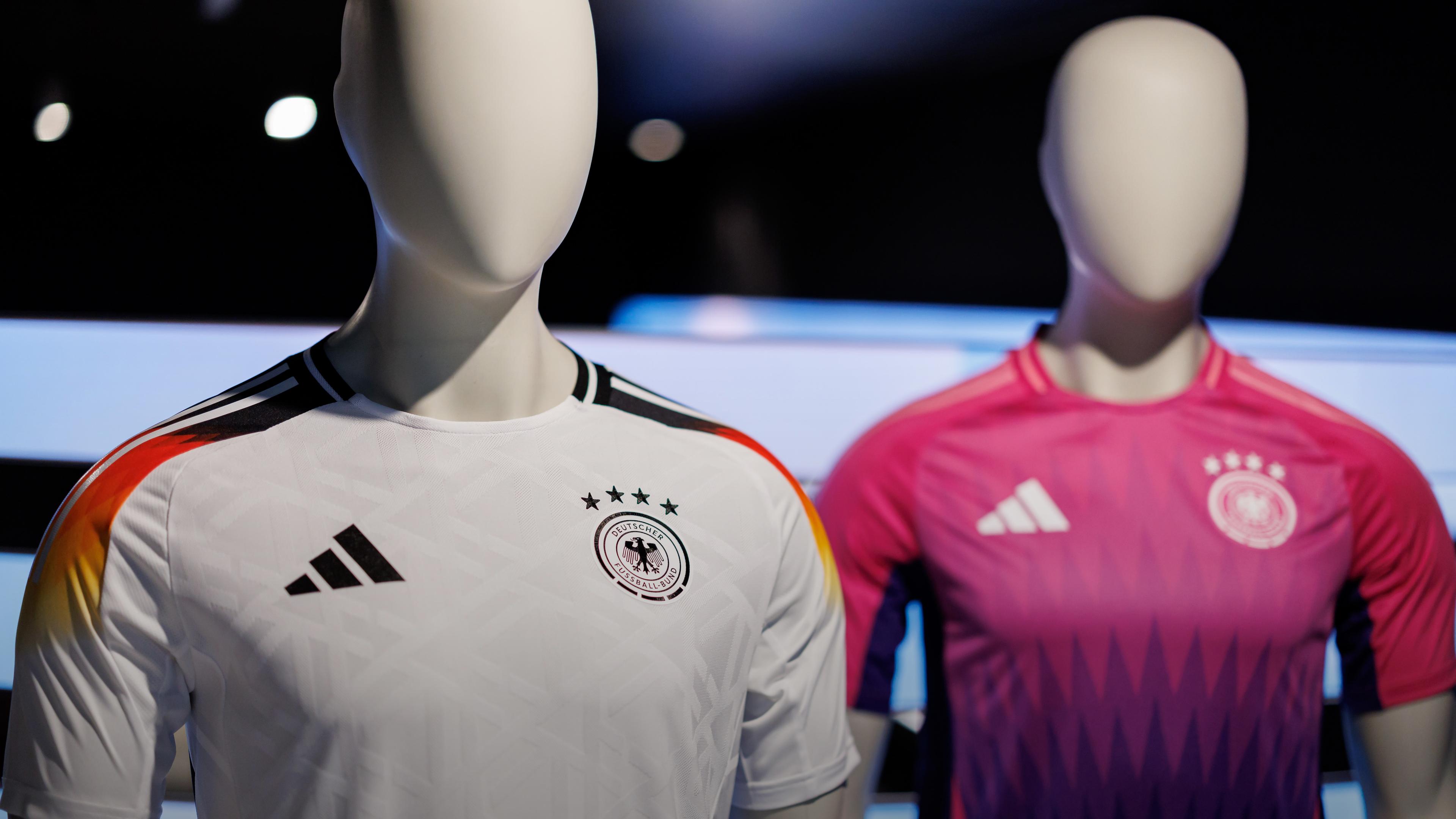Bayern, Herzogenaurach: Die offiziellen Trikots der deutschen Fußball-Nationalmannschaft für die kommende Fußball-Europameisterschaft 2024 (UEFA EURO 2024) sind am Sitz des Sportartikelherstellers adidas AG zu sehen.