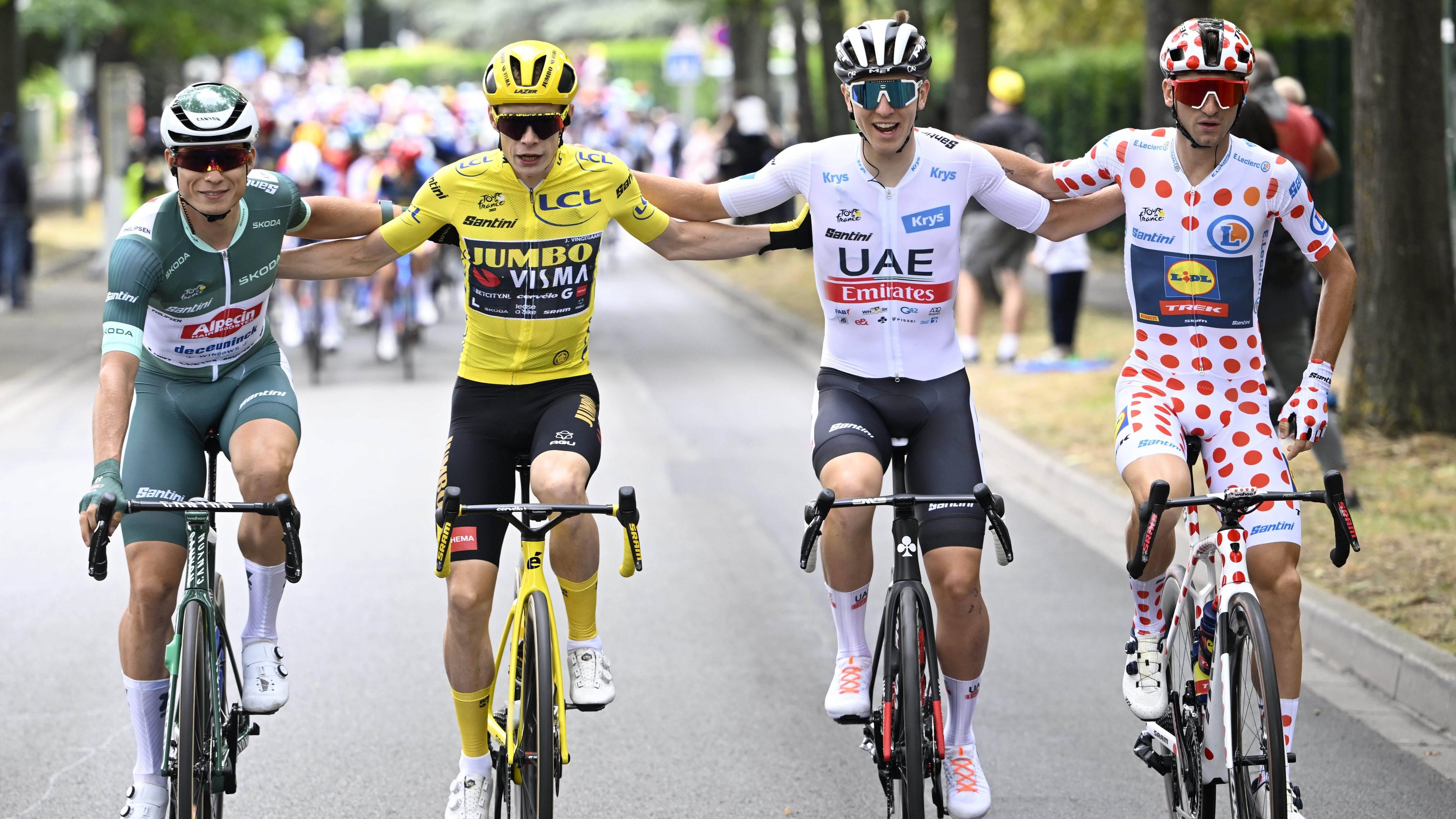 Die vier Trikotgewinner der Tour de France 2023 fahren nebeneinander, von links: Jasper Philipsen (Grünes Trikot), Jonas Vingegaard (Gelbes Trikot), Tadej Pogacar (Weißes Trikot) und Giulio Ciccone (Gepunktetes Trikot)