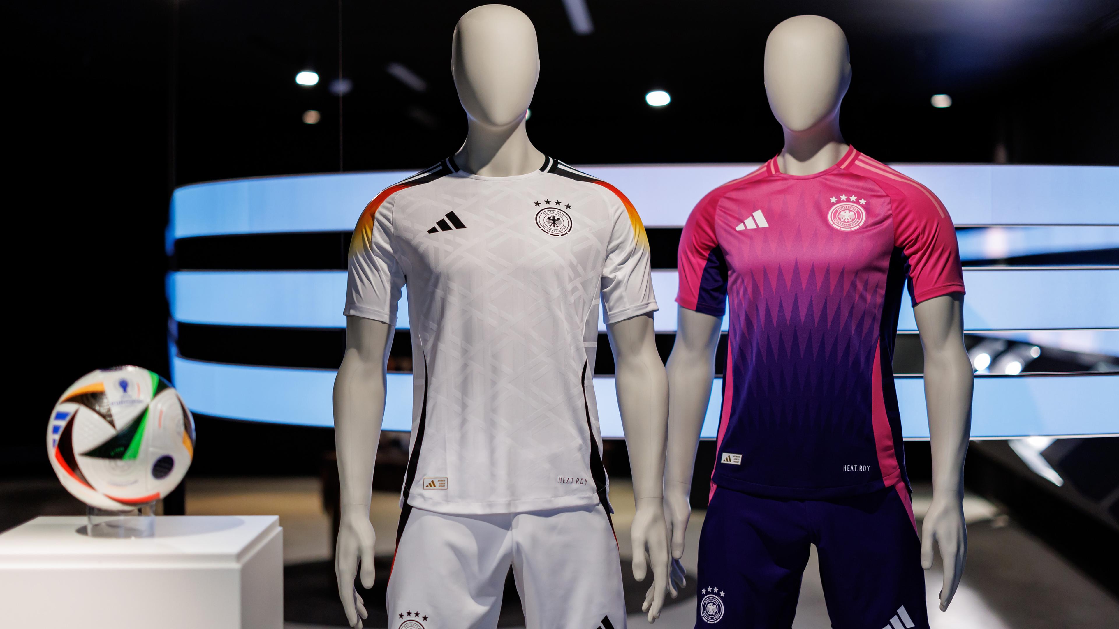 Die offiziellen Trikots der deutschen Fußball-Nationalmannschaft für die kommende Fußball-Europameisterschaft 2024 (UEFA EURO 2024) sind am Sitz des Sportartikelherstellers adidas AG zu sehen. 