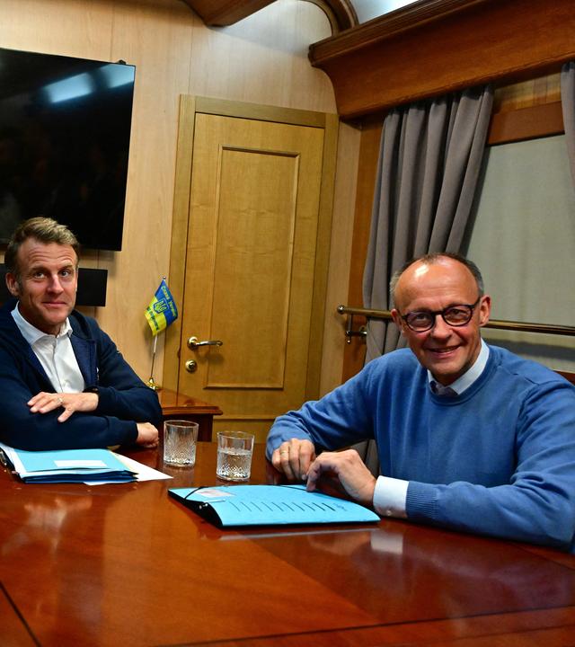 Trilaterales Treffen zwischen dem französischen Präsidenten Emmanuel Macron, dem britischen Premierminister Keir Starmer und dem deutschen Bundeskanzler Friedrich Merz an Bord eines Zuges nach Kiew in Shegyni, Ukraine