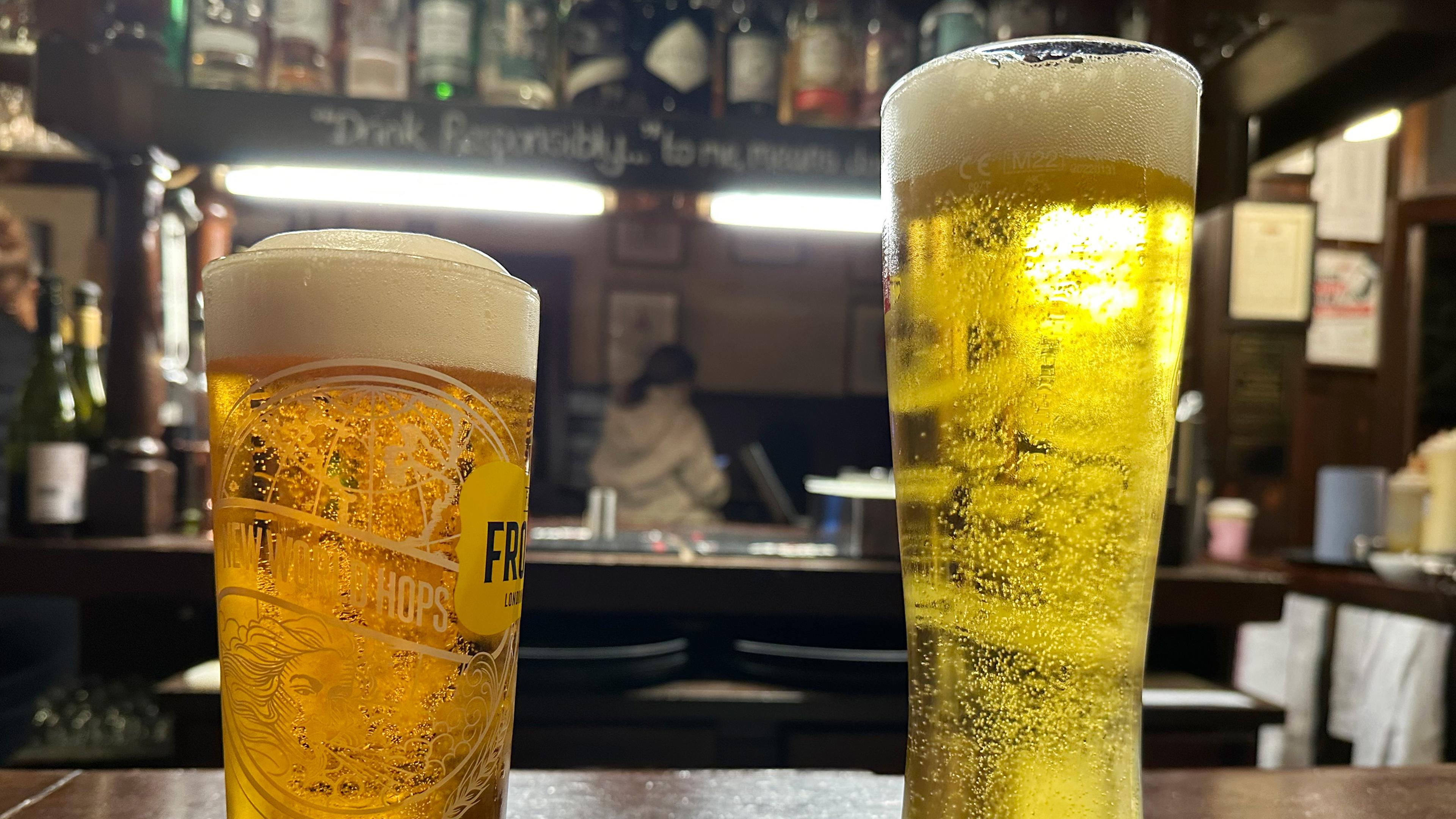 Zwei Pints Bier stehen auf einem Tresen, aufgenommen am 23.01.024 in London