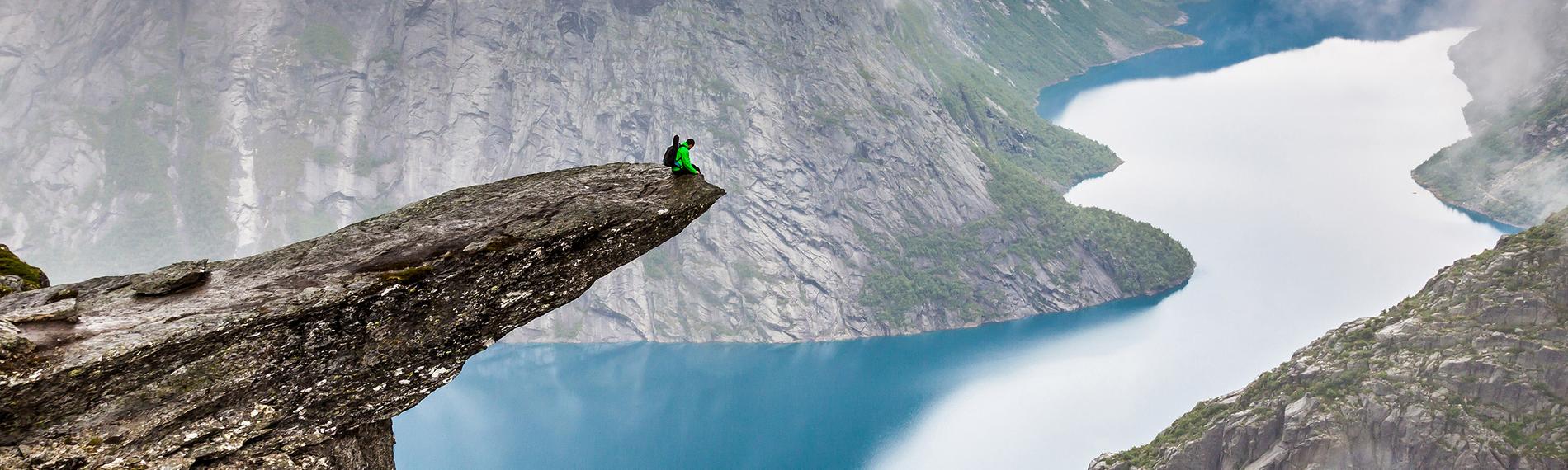 Trolltunga ist ein horizontaler Felsvorsprung in Norwegen, der rund zehn Kilometer nordöstlich von Odda am Sørfjord liegt.