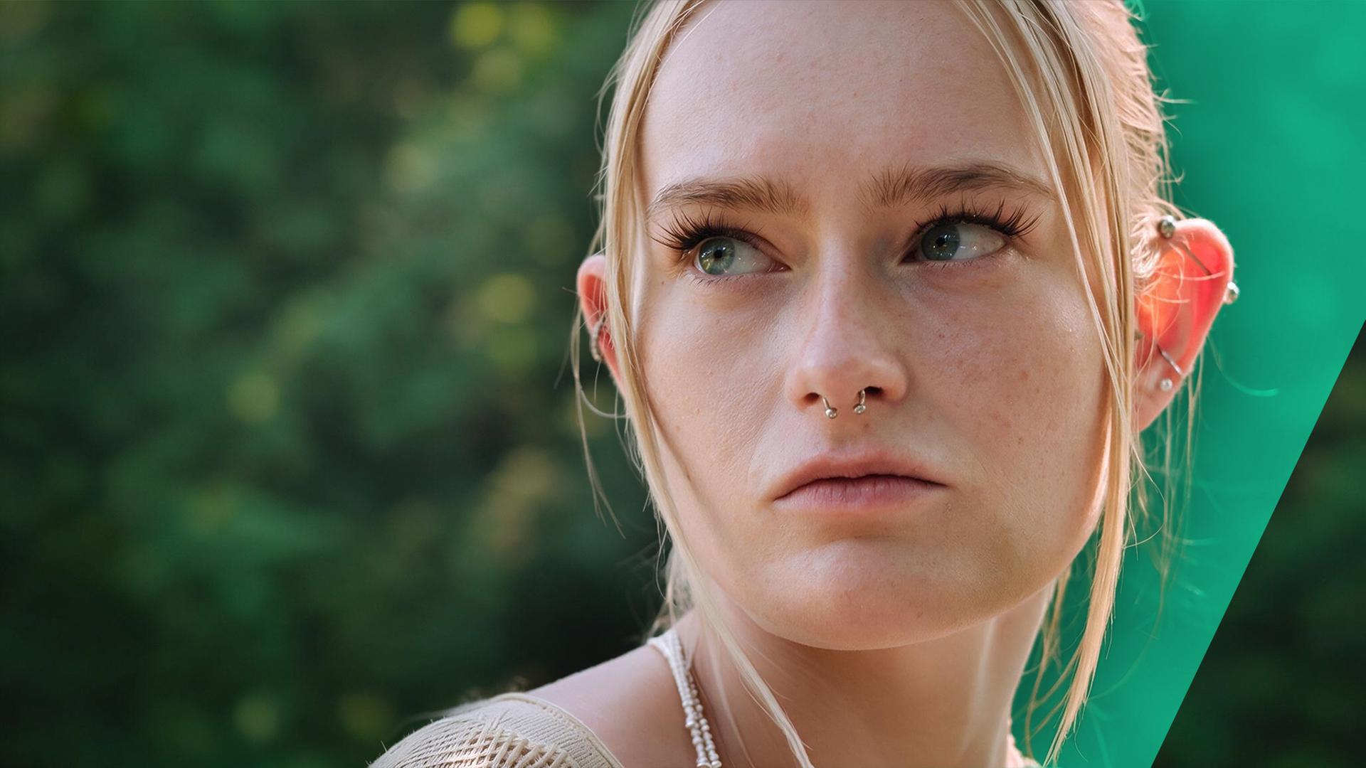 Alyssa schaut ernst in die Kamera