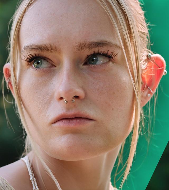 Alyssa schaut ernst in die Kamera