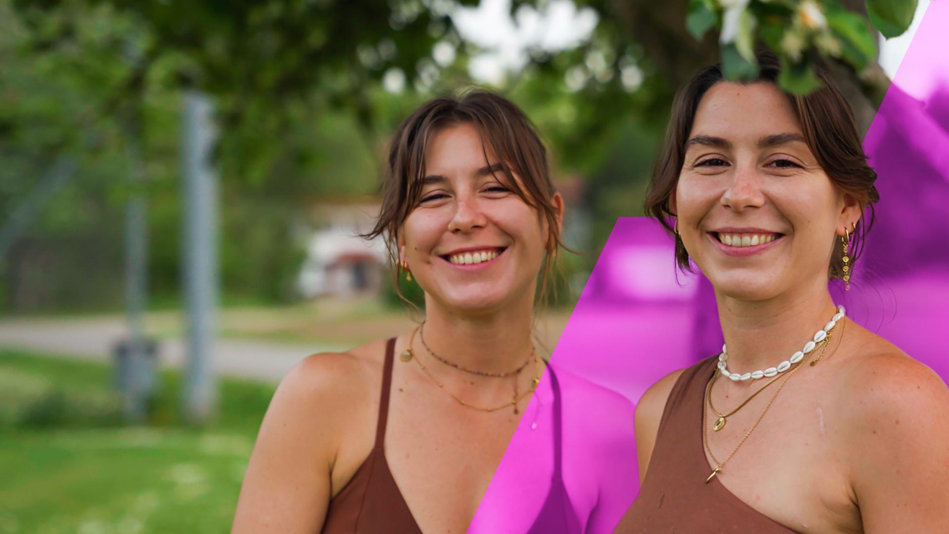 Julia (links) und ihre Zwillingsschwester Eva (rechts) schauen in die Kamera.