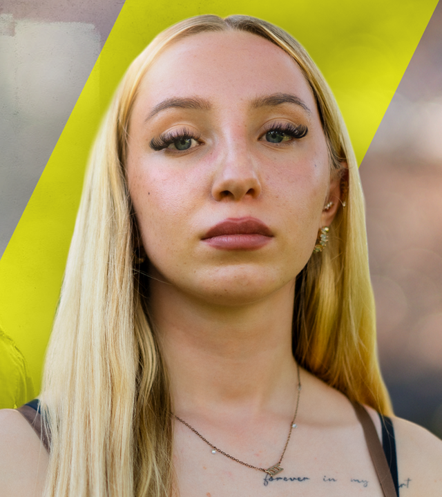 Caithlen rechts im Bild, schaut ernst in die Kamera. Links im Bild Fotomontage: Caithlen als kleines Mädchen 
