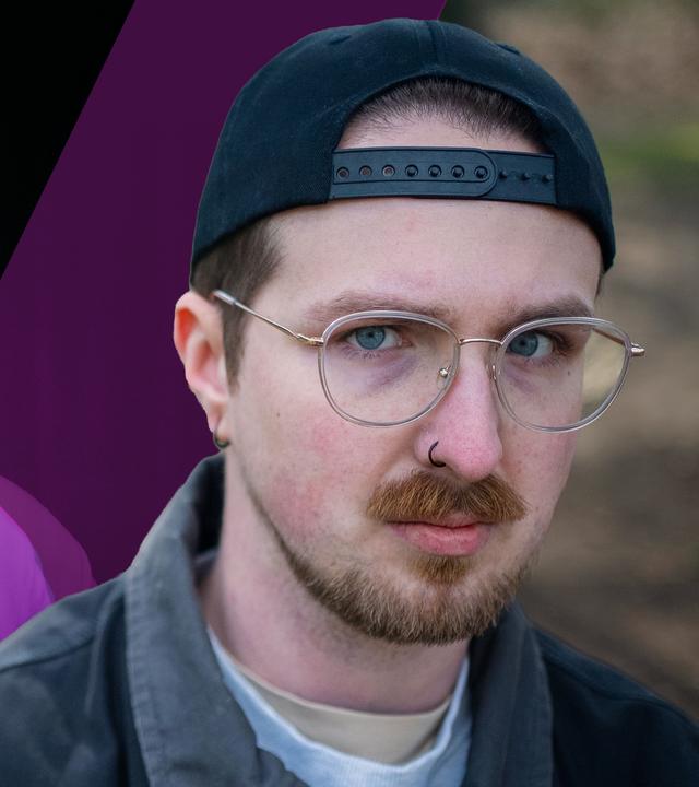 Robin (rechts im Bild) schaut fragend in die Kamera, er trägt eine Brille und ein Käppi. Links im Bild (ebenfalls Robin) illustriert, verschwommen und gedoppelt. 