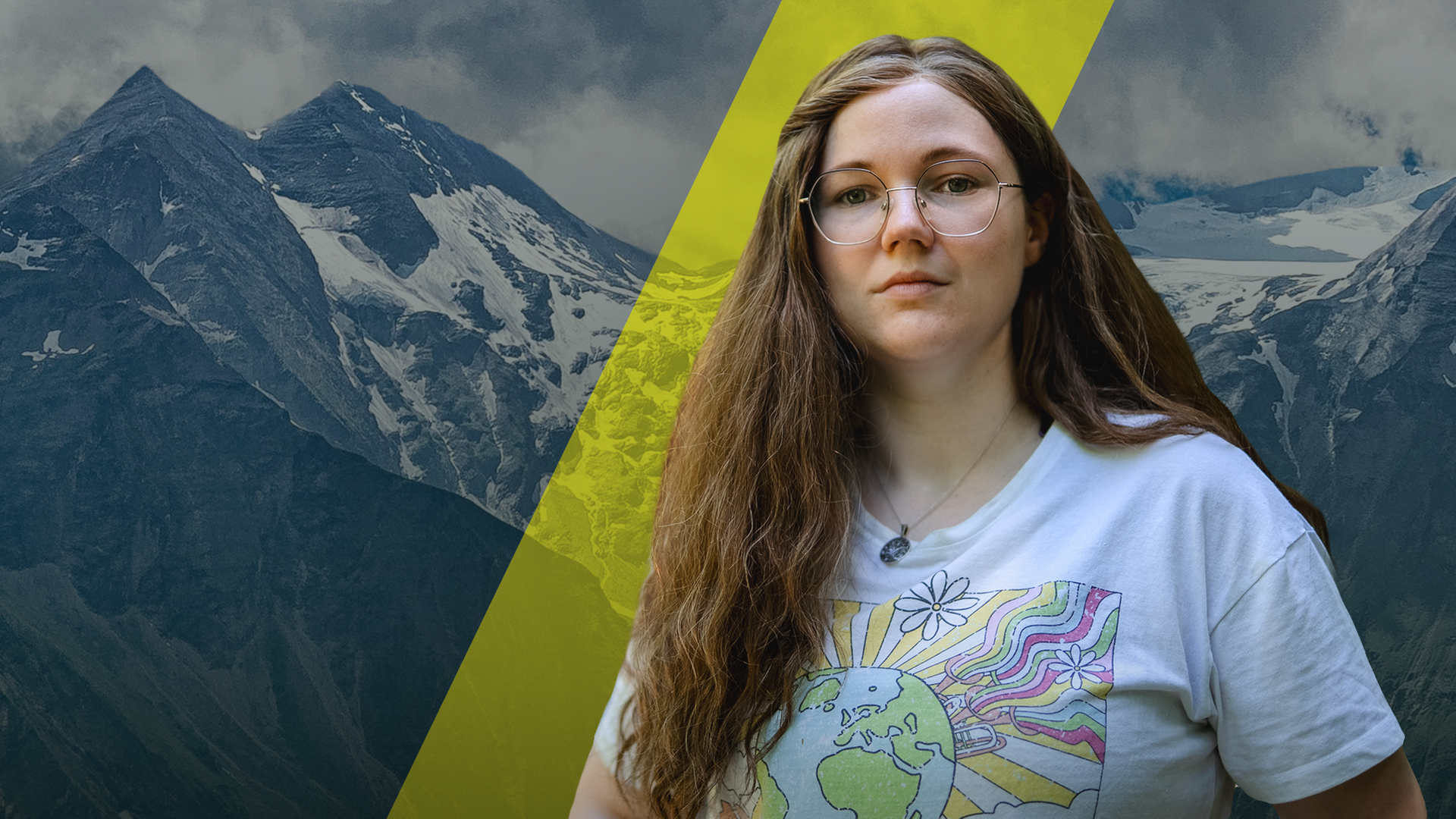 Sina schaut in die Kamera, sie trägt eine Brille und schaut etwas ernster. Im Hintergrund die Bildmontage der Alpen. 