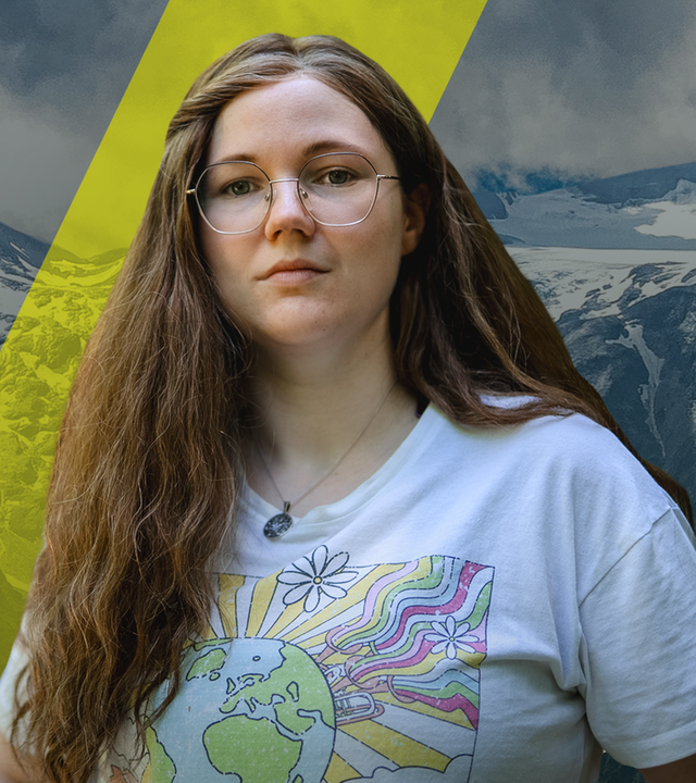 Sina schaut in die Kamera, sie trägt eine Brille und schaut etwas ernster. Im Hintergrund die Bildmontage der Alpen. 