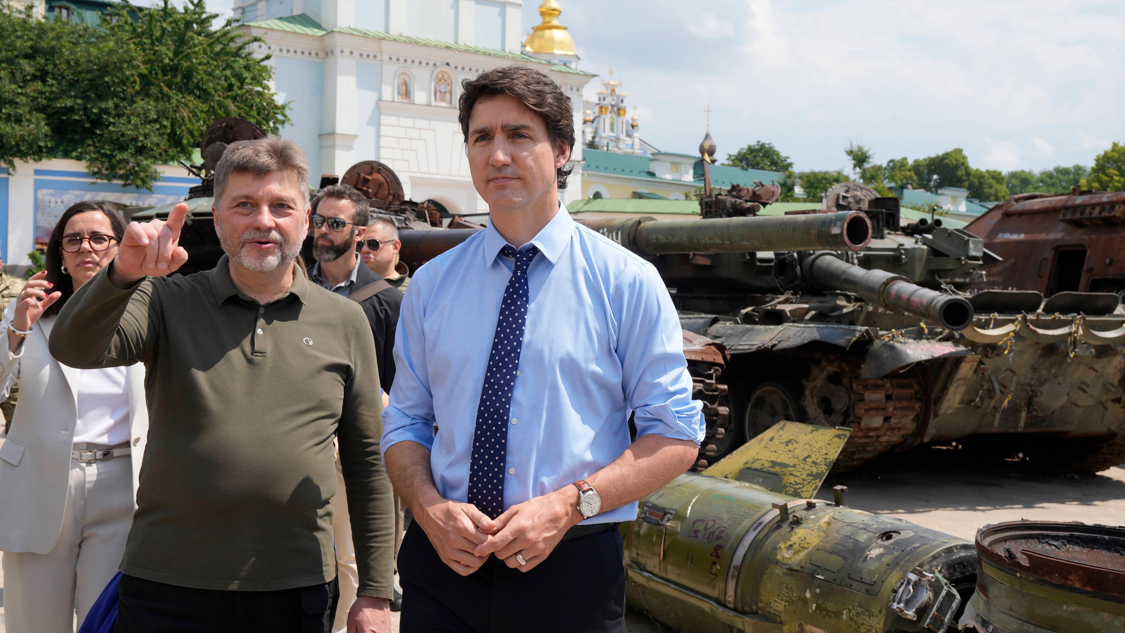 Justin Trudeau mit dem stellvertretenden Verteidigungsminister der Ukraine Oleksandr Polishchuk