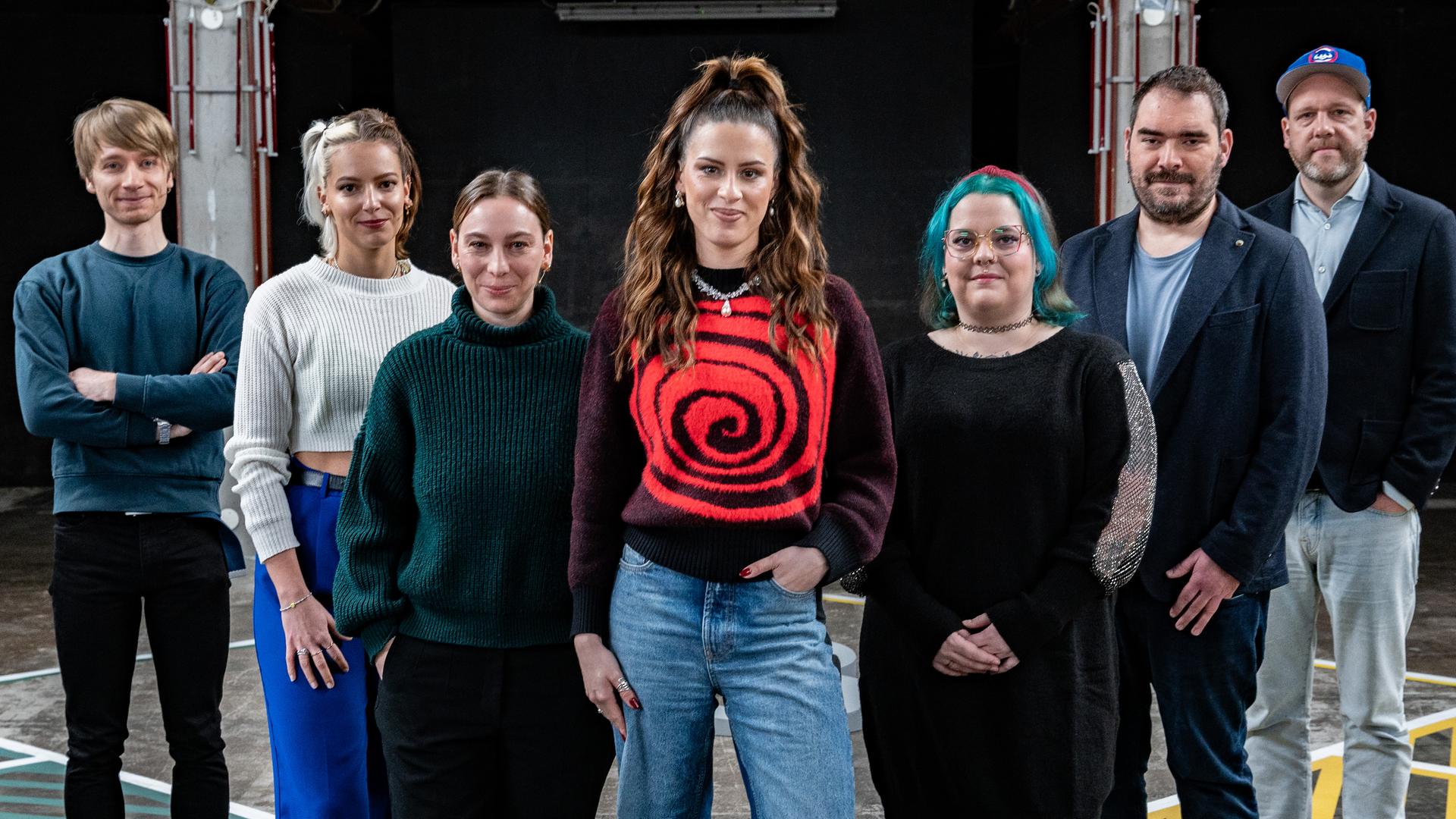 Moderatorin Salwa Houmsi steht mit ihren sechs Gästen auf dem 13 Fragen Spielfeld.