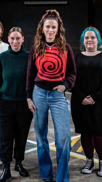 Moderatorin Salwa Houmsi steht mit ihren sechs Gästen auf dem 13 Fragen Spielfeld.