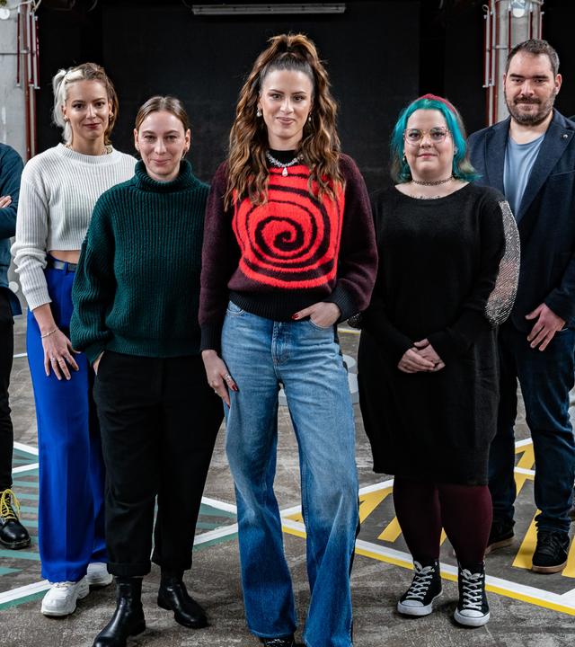 Moderatorin Salwa Houmsi steht mit ihren sechs Gästen auf dem 13 Fragen Spielfeld.