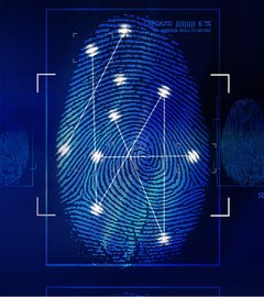 Collage zeigt Kreideumrisse eines Menschen am Boden aufgezeichnet, Mann steht gekrümt im Bild, Blaulicht Hand mit blutigem Messer (Symbolbilder)