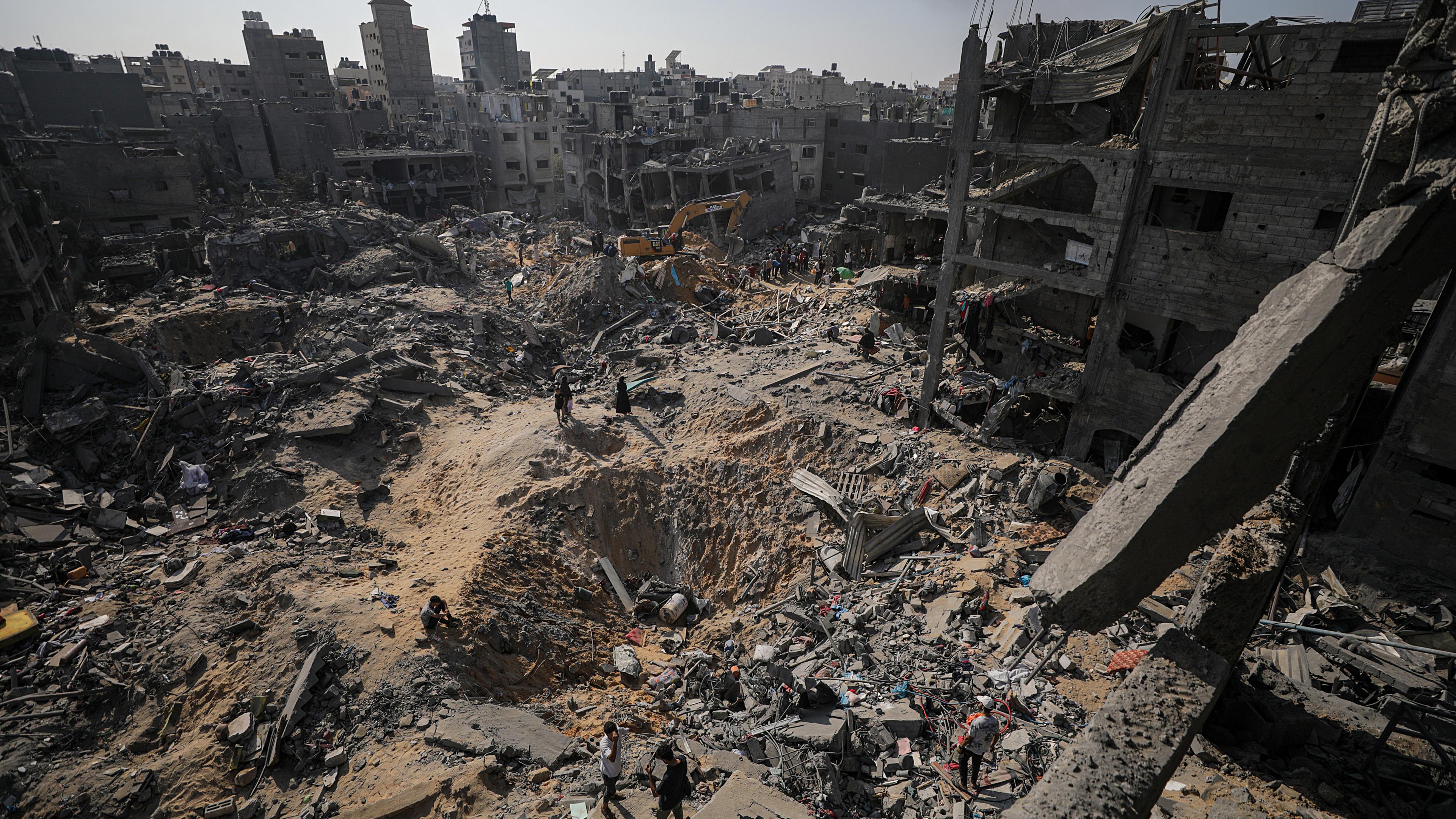 Palästinenser suchen in den Trümmern des Flüchtlingslagers Jabalia nach Leichen und Überlebenden, einen Tag nachdem ein israelischer Luftangriff das Gebiet im Norden des Gazastreifens getroffen hat, am 1. 11. 2023. 