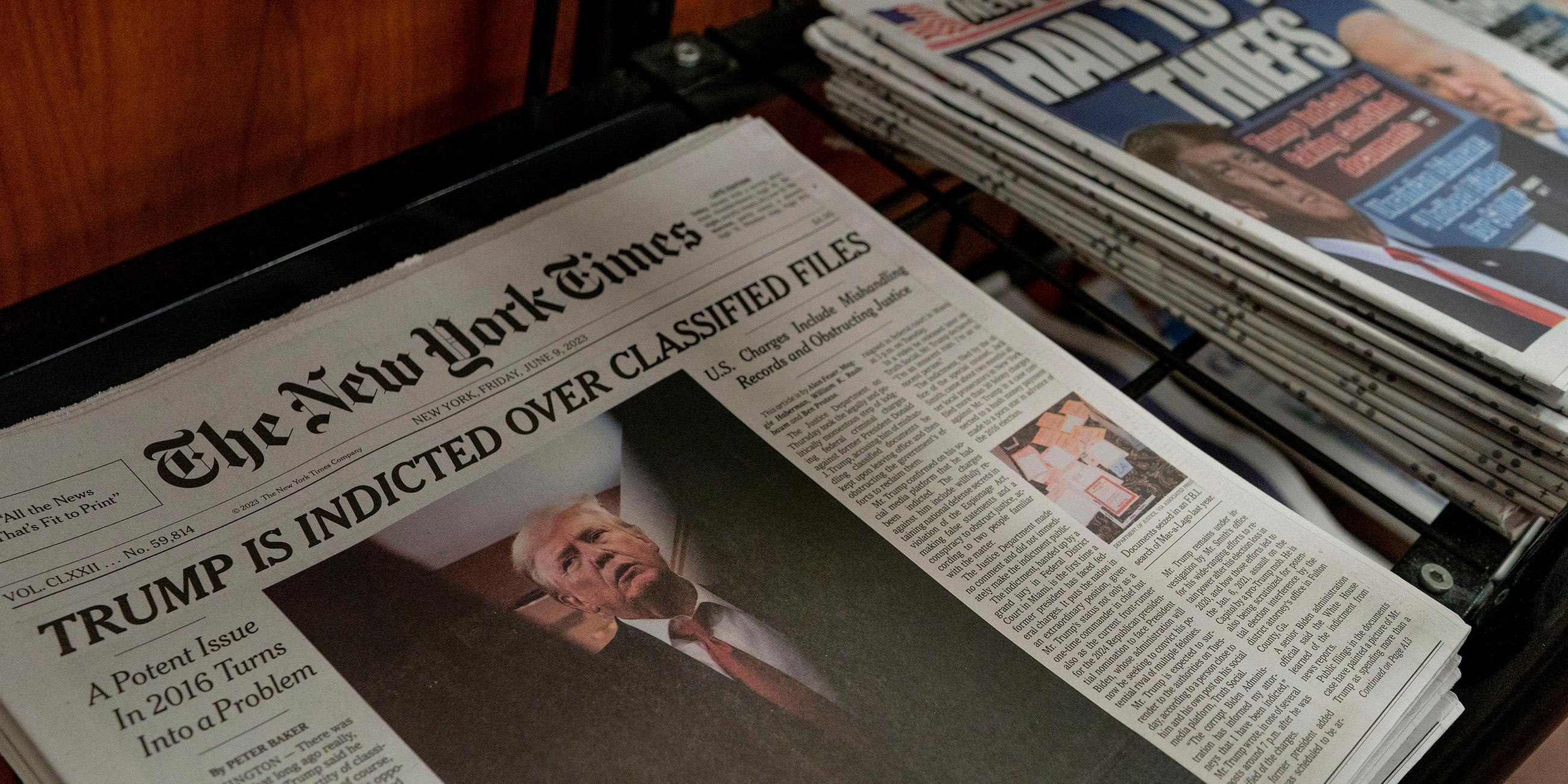 Zeitungen mit der Schlagzeilen, die Trumps Anklage wegen seines Umgangs mit Geheimdokumenten thematisieren