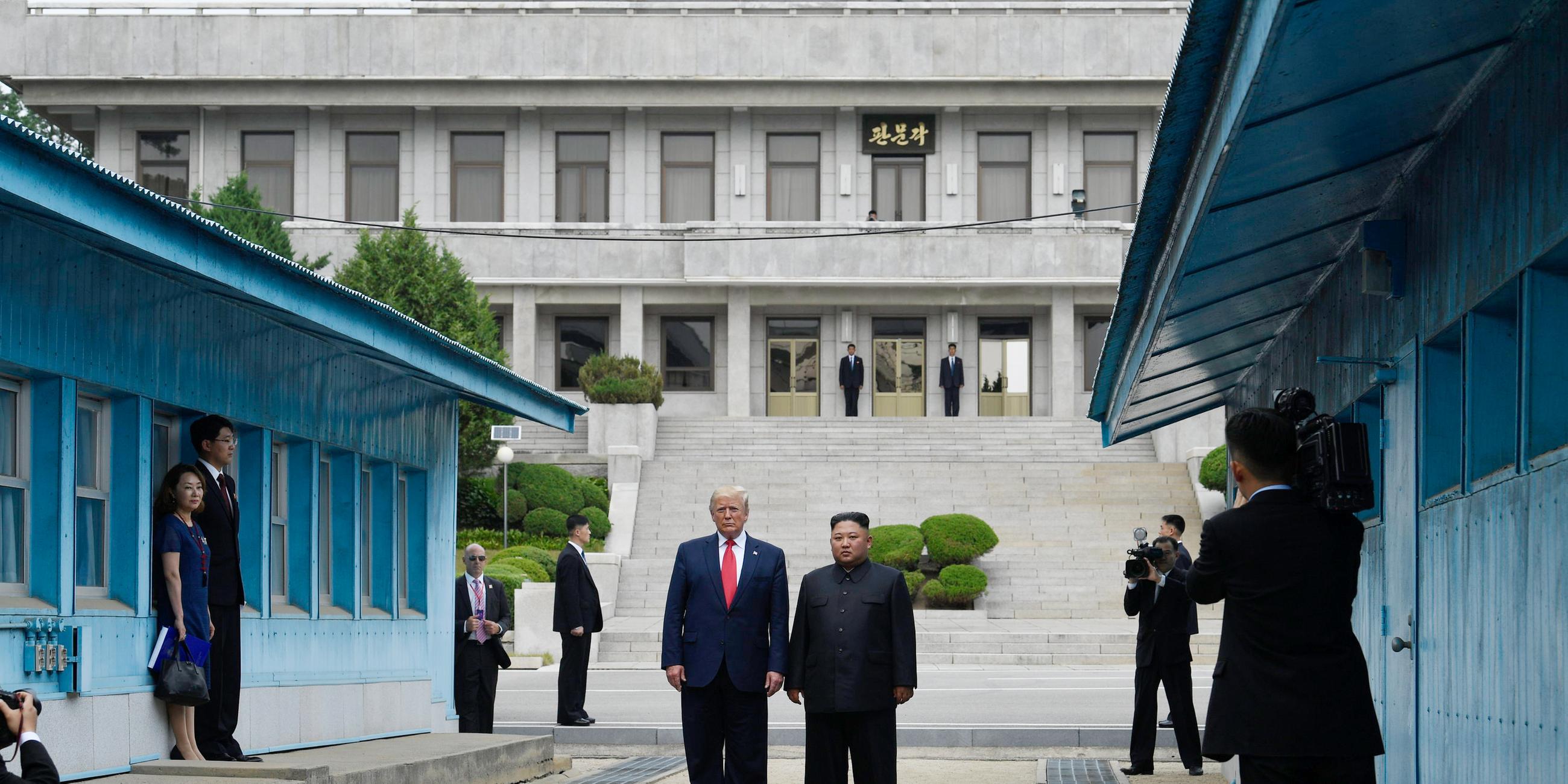 Trump und Kim stehen zusammen in der entmilitarisiertren Zone