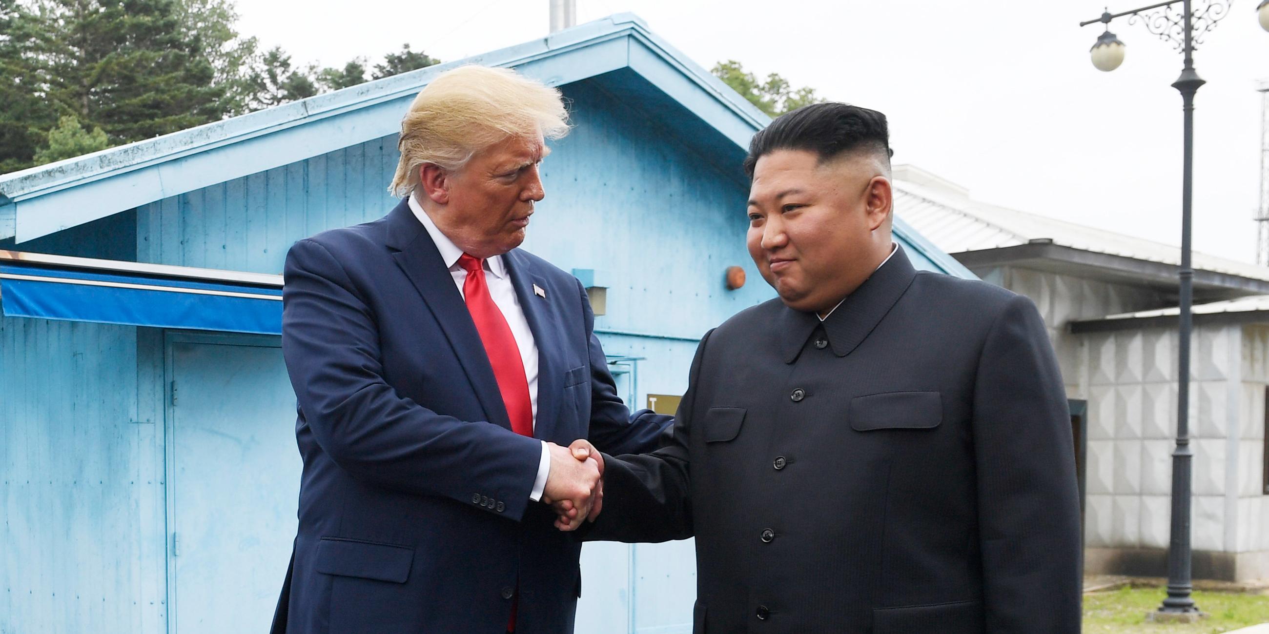 Trump und Kim stehen zusammen in der entmilitarisierten Zone