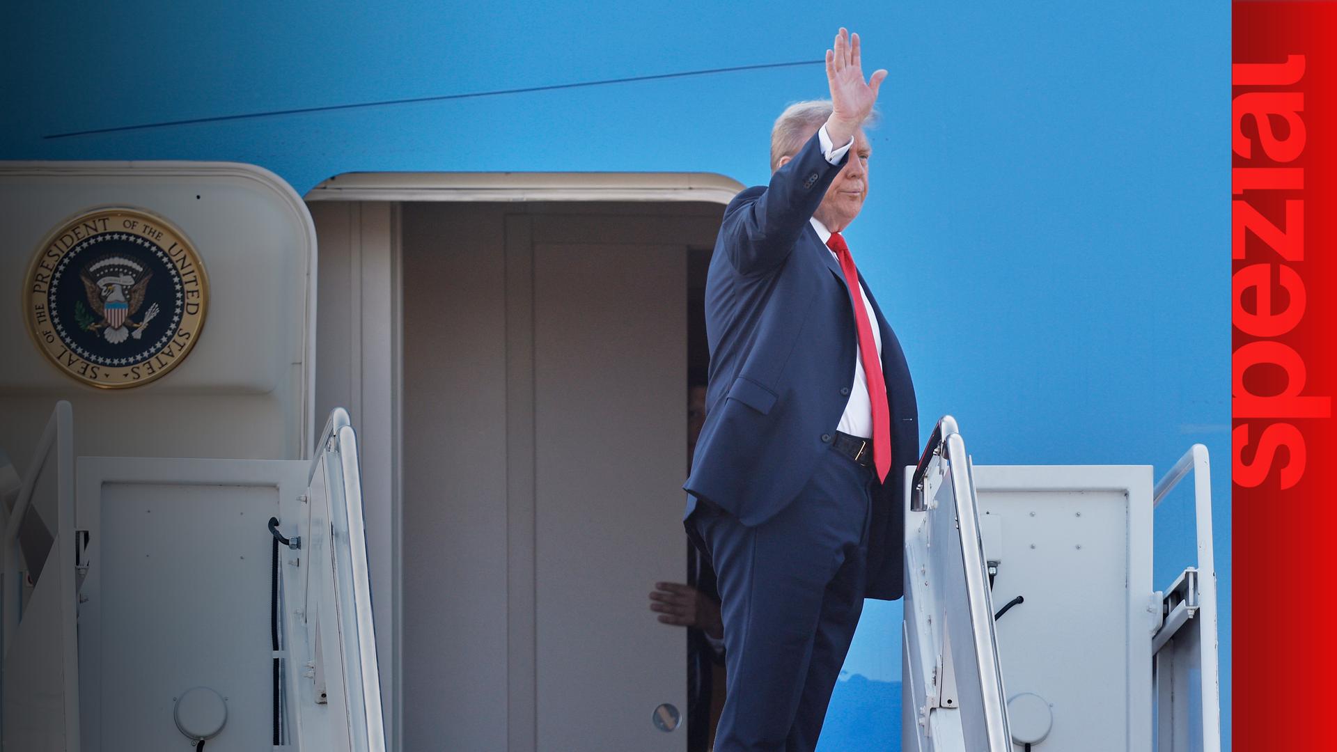 Donald Trump steigt in Alaska aus dem Flugzeug